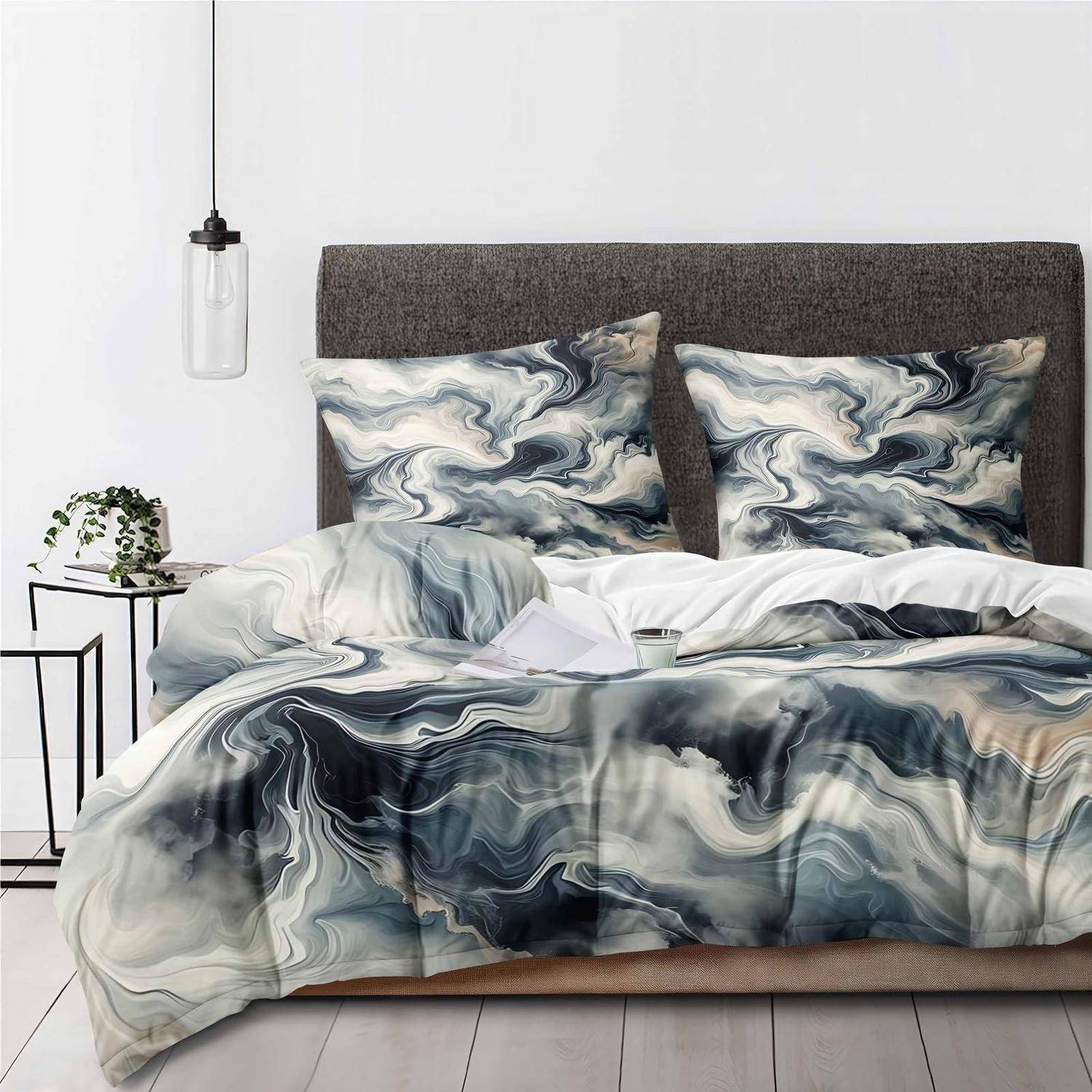 Bett mit blaugrauem marmoriertem Bettdecke, Kissen und Laken in einem minimalistischen Schlafzimmer mit dunklem gepolstertem Kopfteil und hängender Lampe.