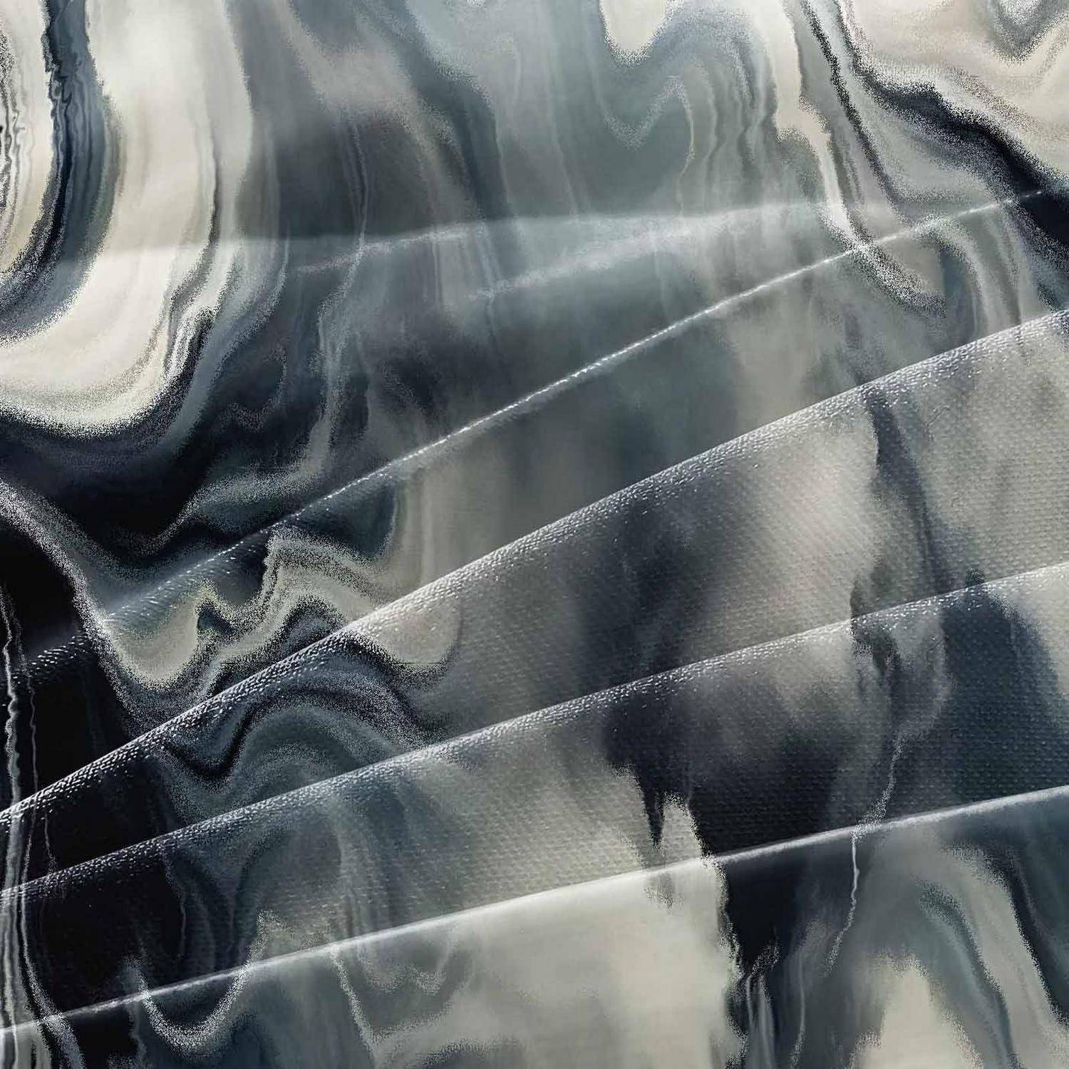 Abstrakte Nahaufnahme eines welligen grau, schwarz und weiß marmorierten Stoffs oder einer Textur mit diagonalen Lichtbändern.
