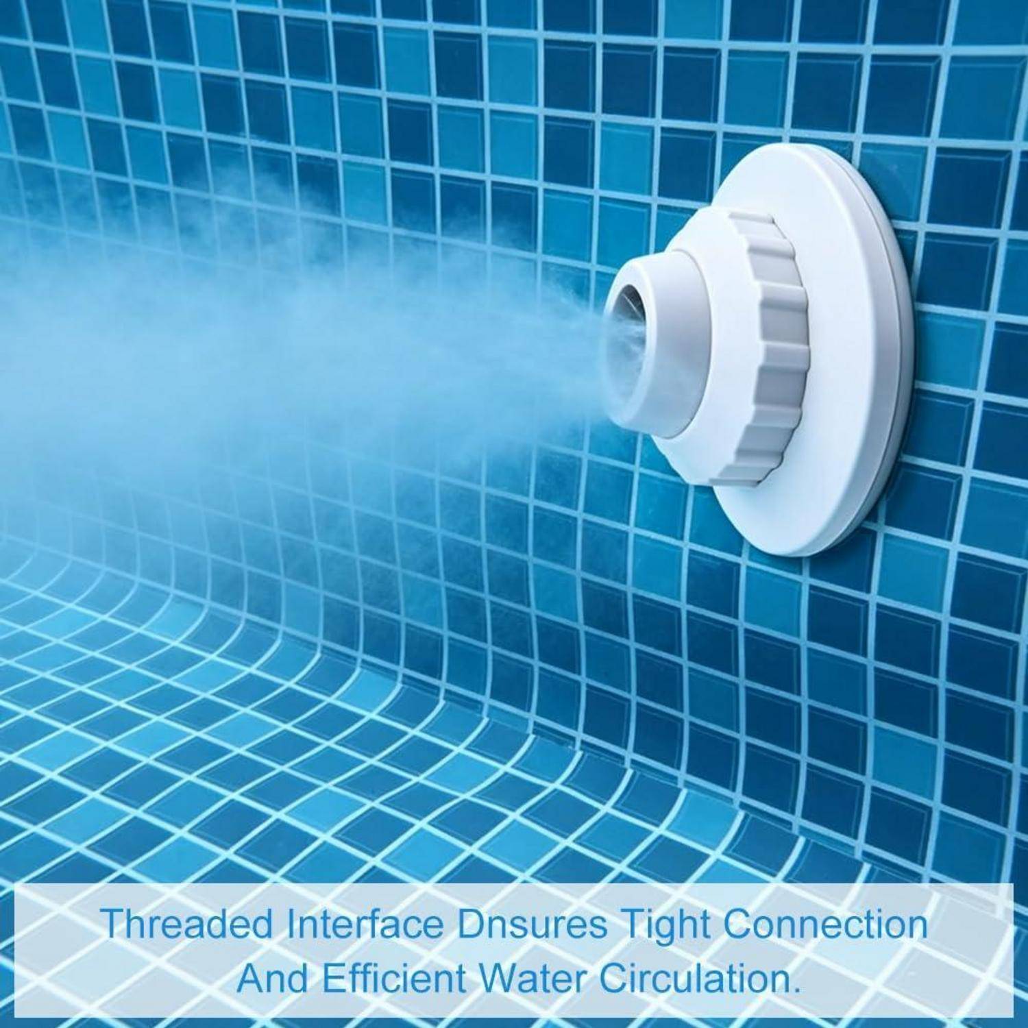 Poolstrahl-Düse in blauer gekachelter Wand mit Wasserspray, mit der Beschriftung „Gewindelippe gewährleistet sichere Verbindung und effiziente Wasserzirkulation.