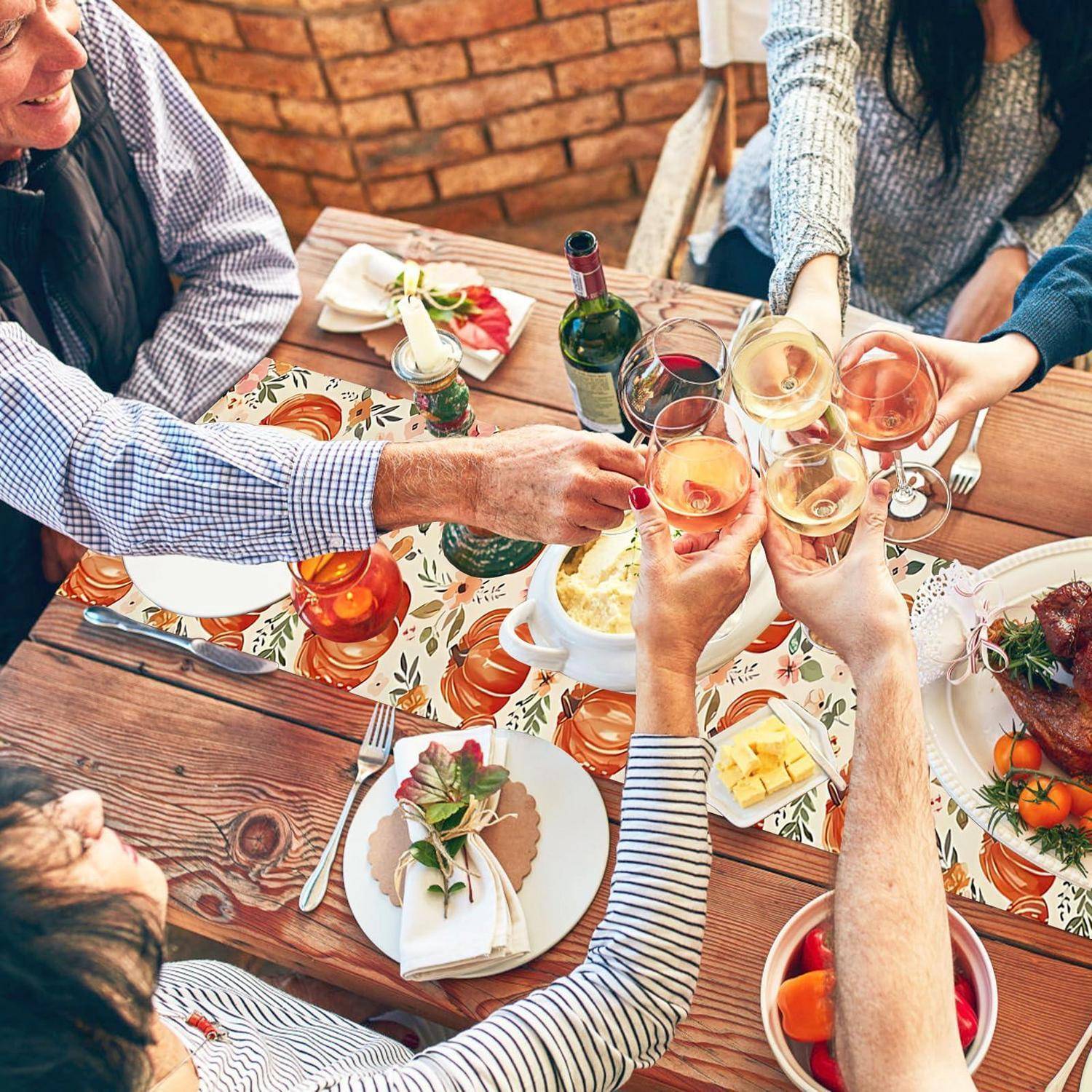 Freunde stoßen mit Weingläsern über einem gemeinsamen Essen an einem Holzesstisch an, was auf ein festliches Abendessen hindeutet.