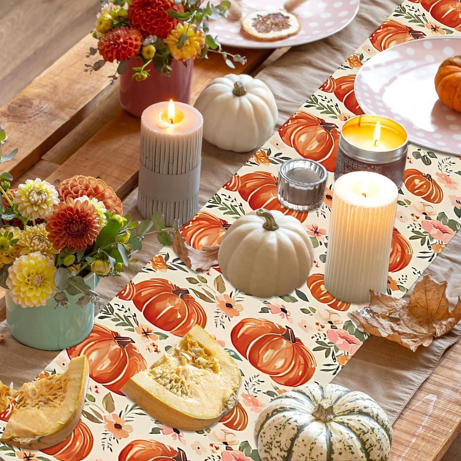 Herbstliche Tischdeckung mit kürbismusterigem Tischläufer, brennenden Kerzen, weißen dekorativen Kürbissen, Herbstblumenarrangements und geschnittenem Kürbisdessert.