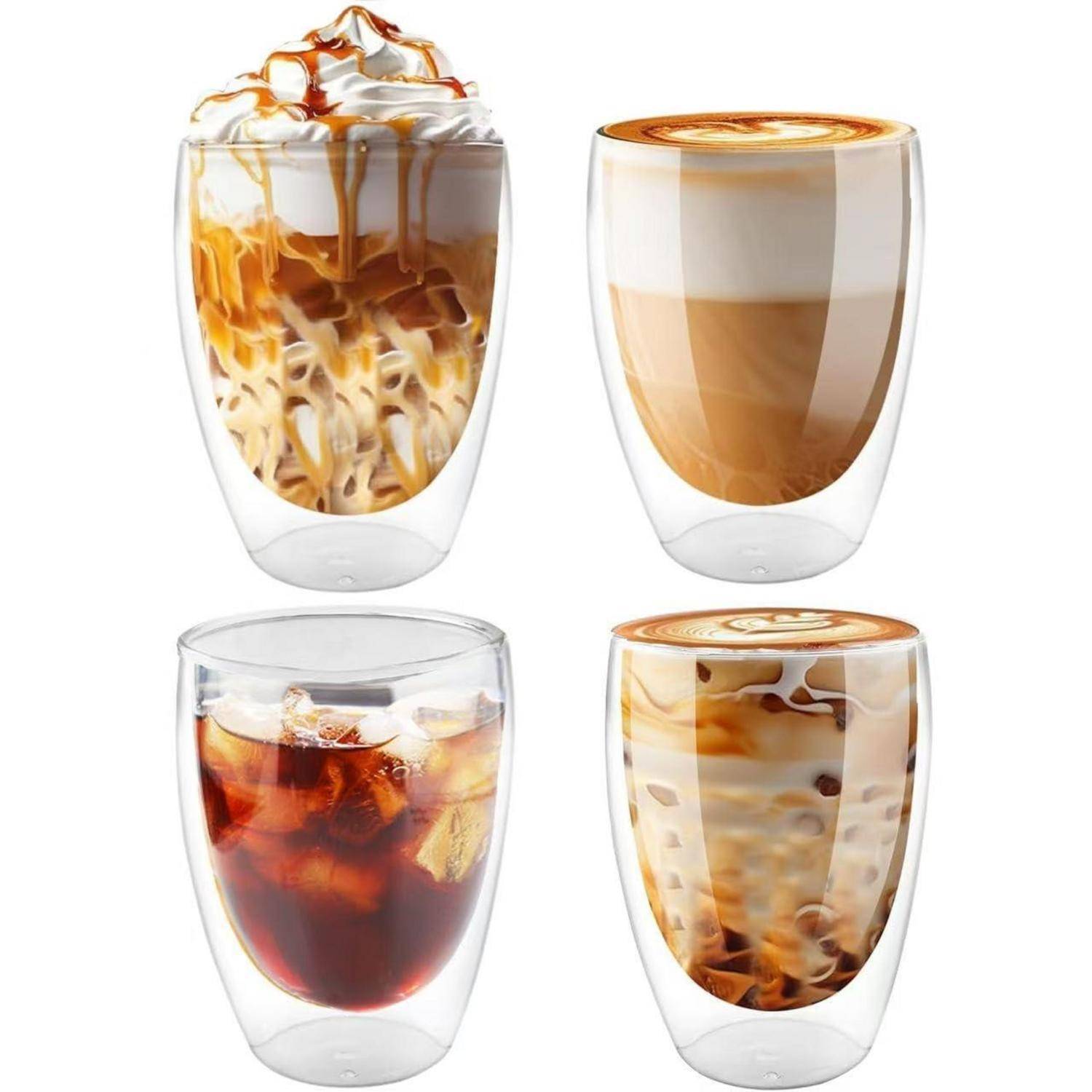 Vier klare doppelwandige Gläser mit Eiskaffee und geschichteten Latte-Getränken, einschließlich eines mit Schlagsahne und Karamelsirup garniert.