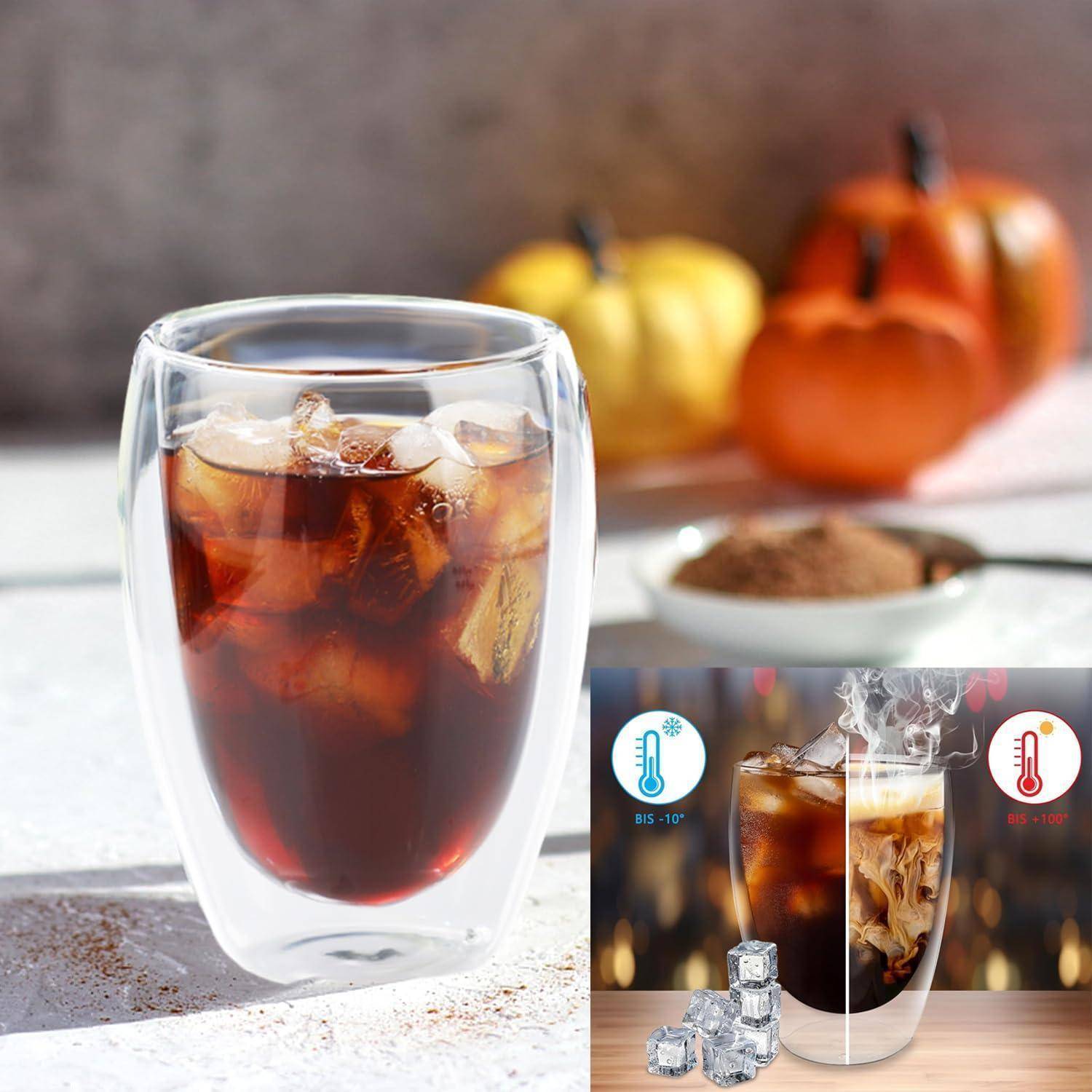 Glas mit Eiskaffee oder Eistee in einem doppelwandigen Becher, mit Kürbissen und einer kleinen Grafik, die einen Vergleich zwischen isolierter heißer und kalter Temperatur zeigt.