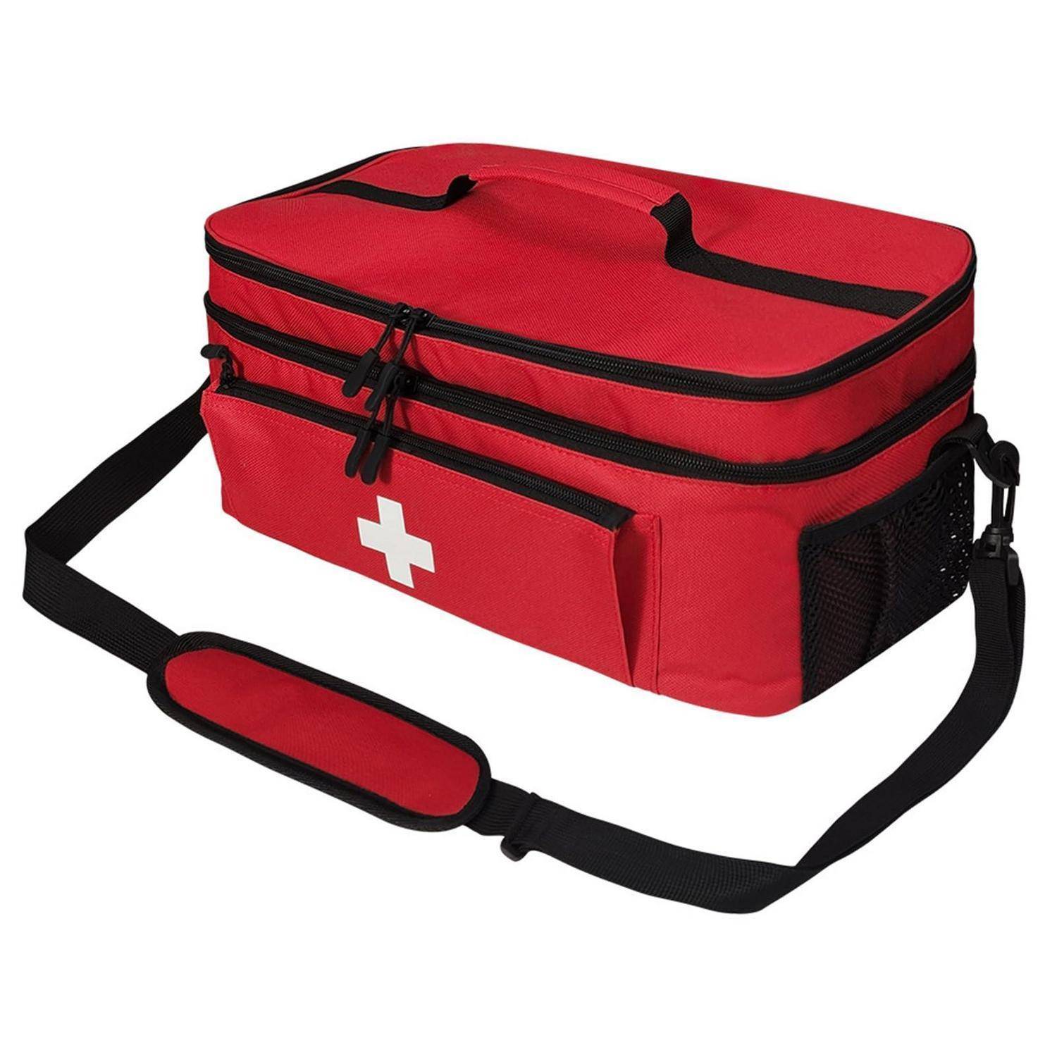Rote isolierte Erste-Hilfe-Tasche mit weißem Kreuz, Reißverschluss oben, Seitentaschen und verstellbarem Schultergurt auf weißem Hintergrund