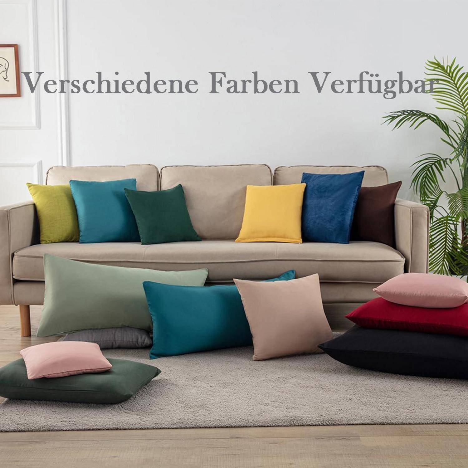 Beigefarbenes Sofa, das mit mehreren farbenfrohen Akzentkissen und Bodenkissen präsentiert wird und verschiedene verfügbare Farben in einer Wohnzimmereinrichtung zeigt.