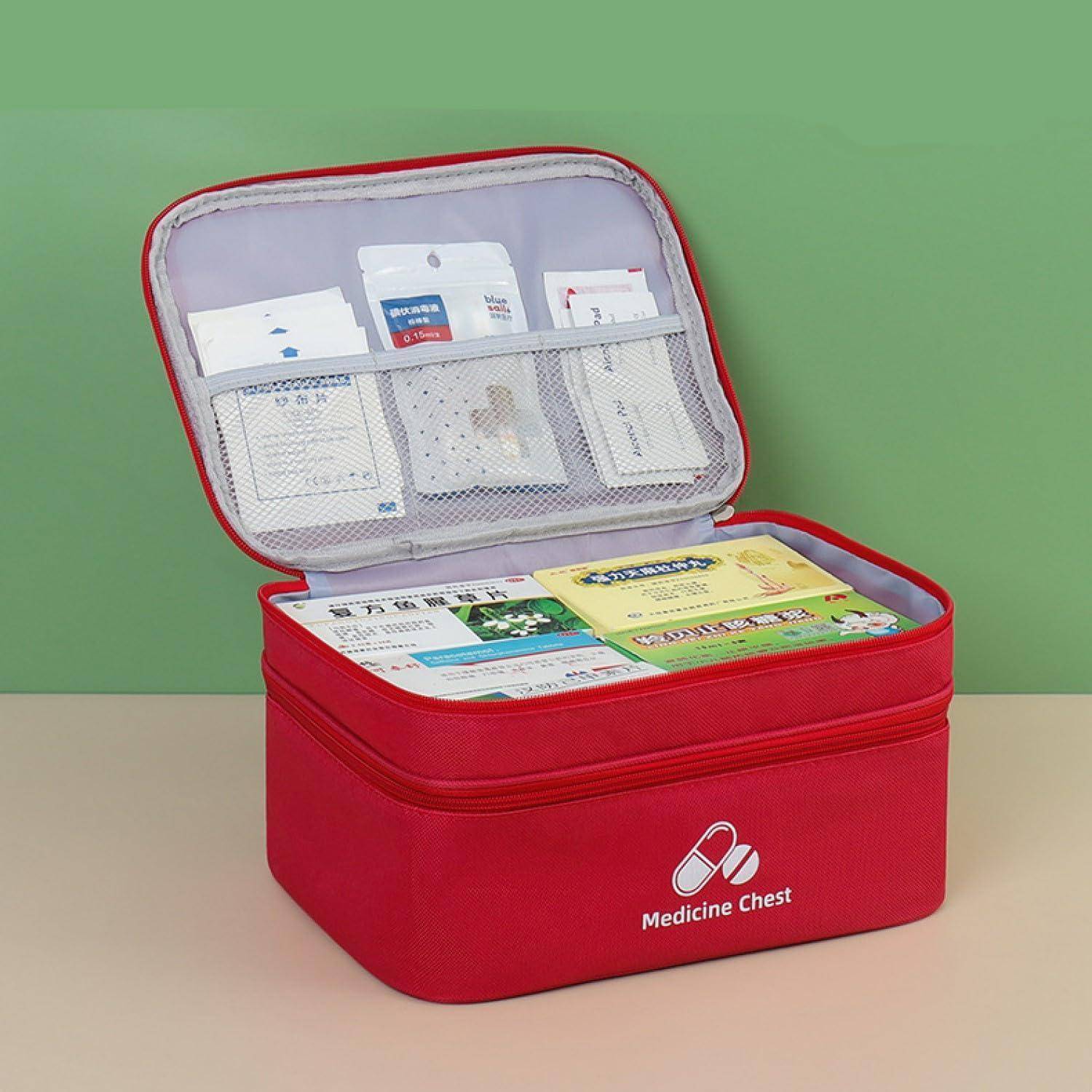 Roter Medizinschrank-Organizer mit geöffnetem Reißverschluss-Deckel, der Netztaschen mit Paketen und Fächern für Erste-Hilfe-Utensilien zeigt.