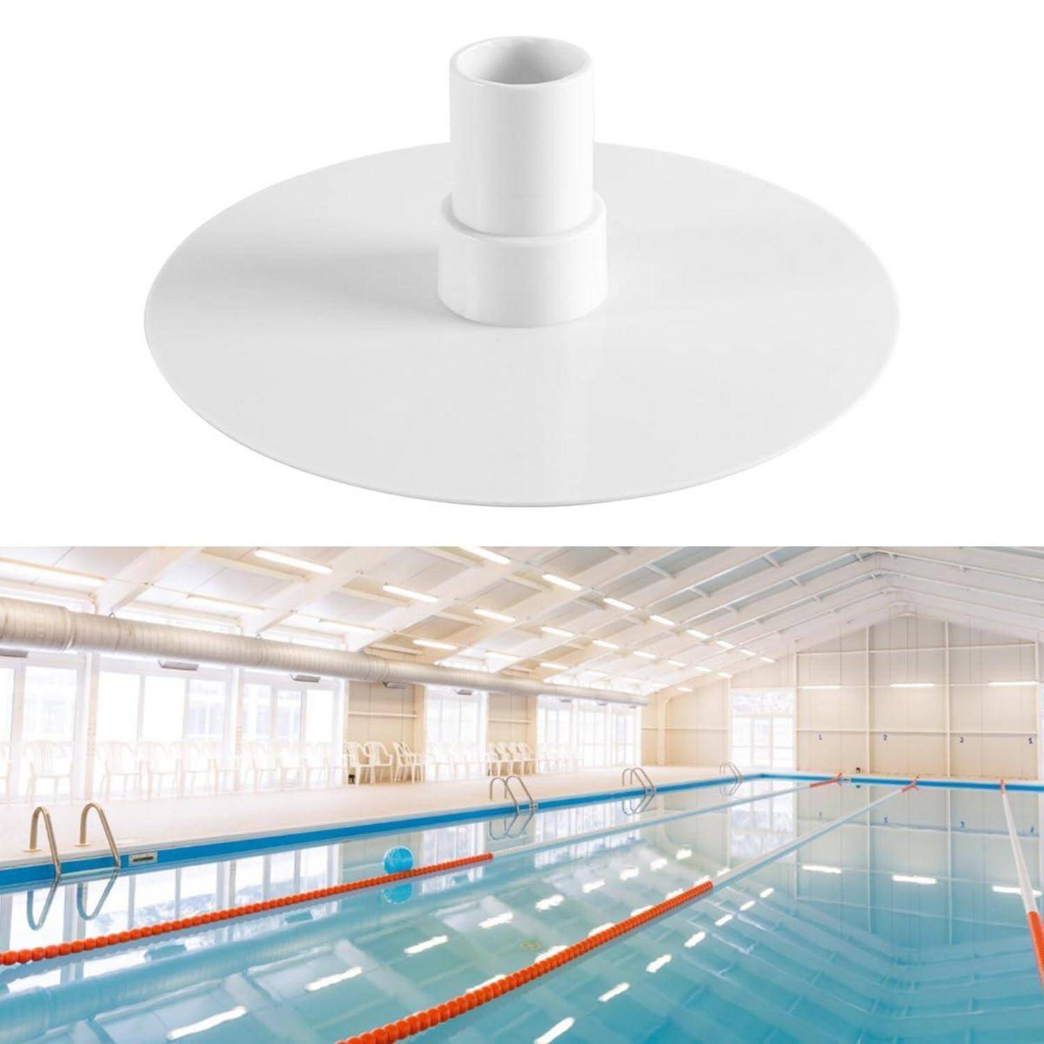 Weiße Kunststoffkreisbasis mit zentralem vertikalem Rohr, gezeigt über einem Hallenschwimmbad mit Bahnteilern und klarem Wasser.