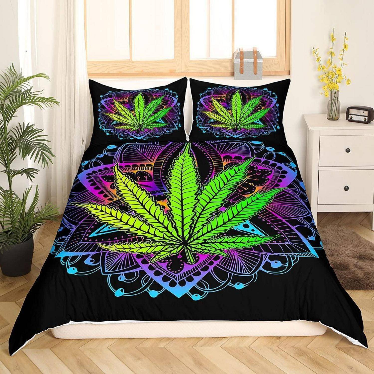 Schwarzes Bettwäscheset mit neongrünem Cannabisblatt-Mandala-Druck auf der Bettdecke und passenden Kissenbezügen in einem hellen Schlafzimmer.
