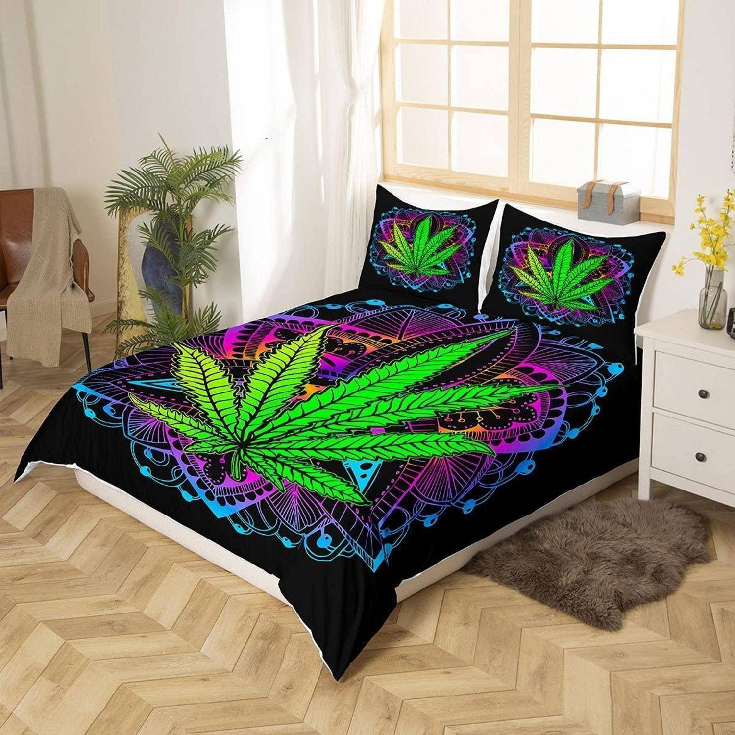 Schwarzes Bettwäscheset mit neongrünem Cannabisblatt und psychedelischem Mandala-Druck auf der Bettdecke und Kissen in einem hellen Schlafzimmer.