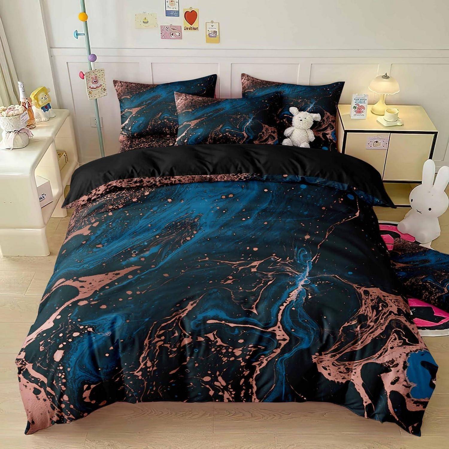 Ein ordentlich gemachtes Bett mit schwarzer, blauer und rosa abstrakter Bettwäsche, Kissen und einem Plüschkaninchen in einem hellen Schlafzimmer mit Nachttischen und Lampen.