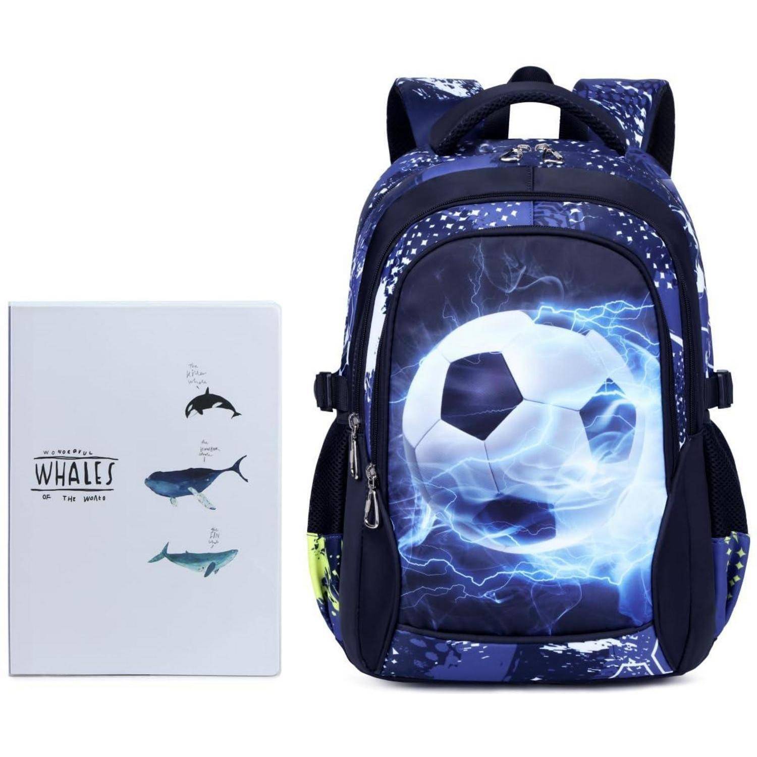 Ein blauer Fußball-Rucksack mit einem Blitz-Fußball-Design neben einem weißen Notizbuch mit Walillustrationen.