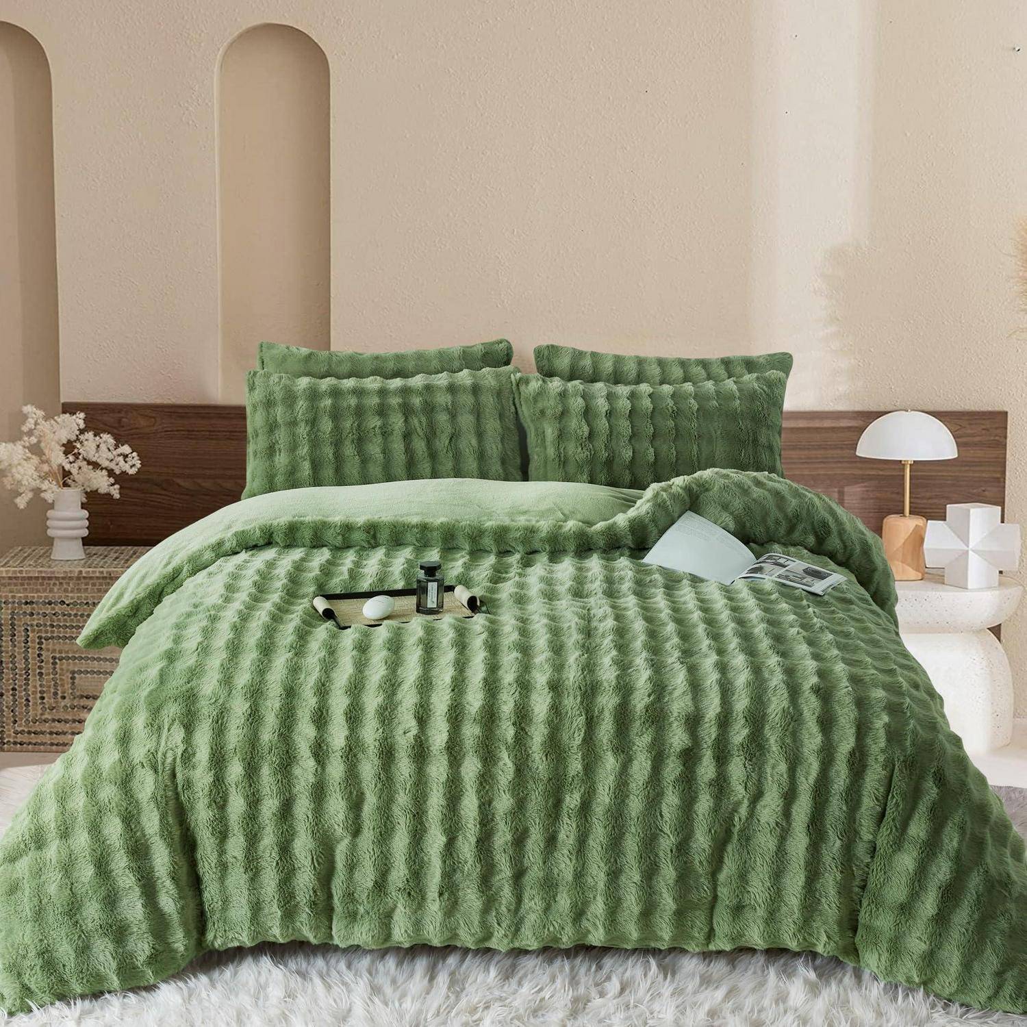 Grünes strukturiertes Bettset mit zwei Kissen und passendem Decke in einem minimalistischen beigen Schlafzimmer.
