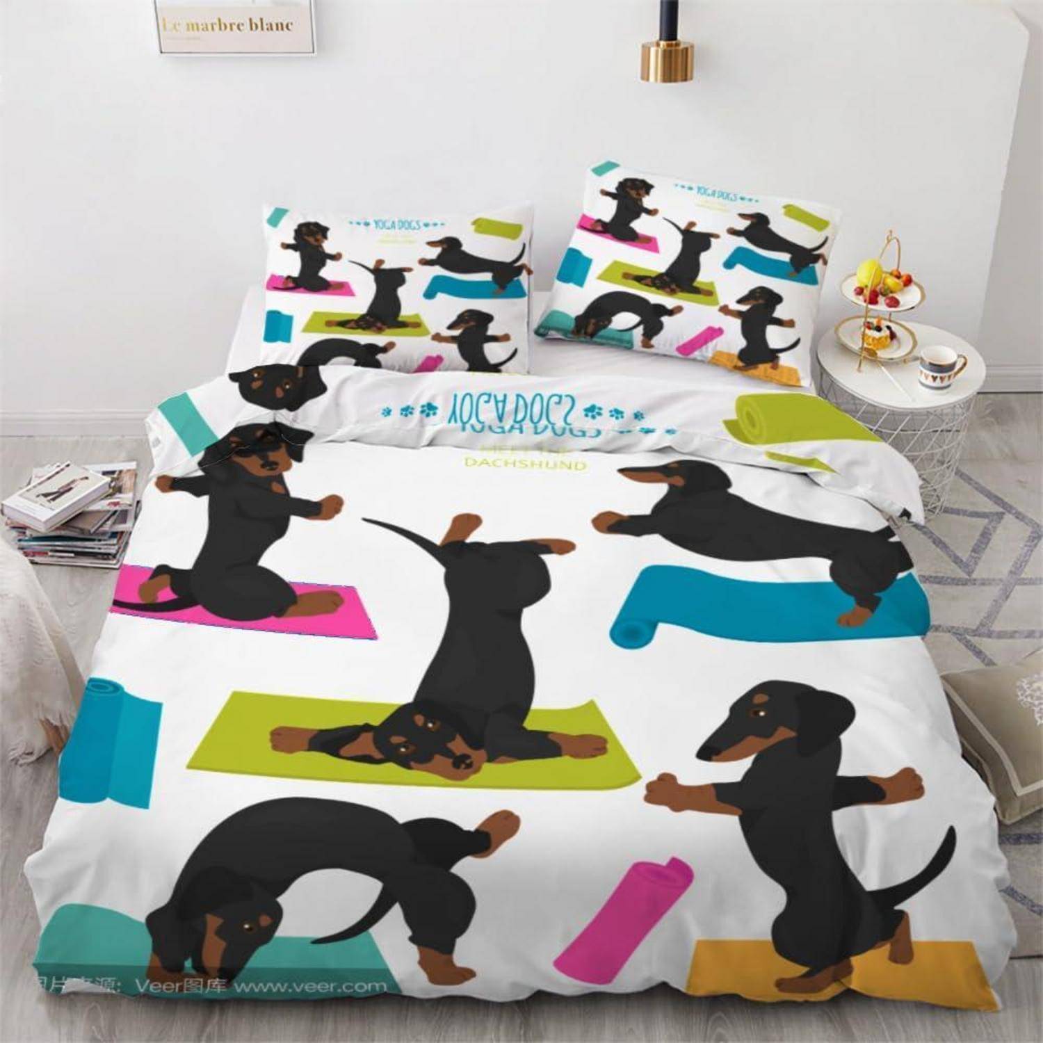 Hunde-Bettwäsche-Set mit schwarzen Dachshunden in Yoga-Posen auf weißen Laken und Kissen, mit farbigen Matten und Akzenten.
