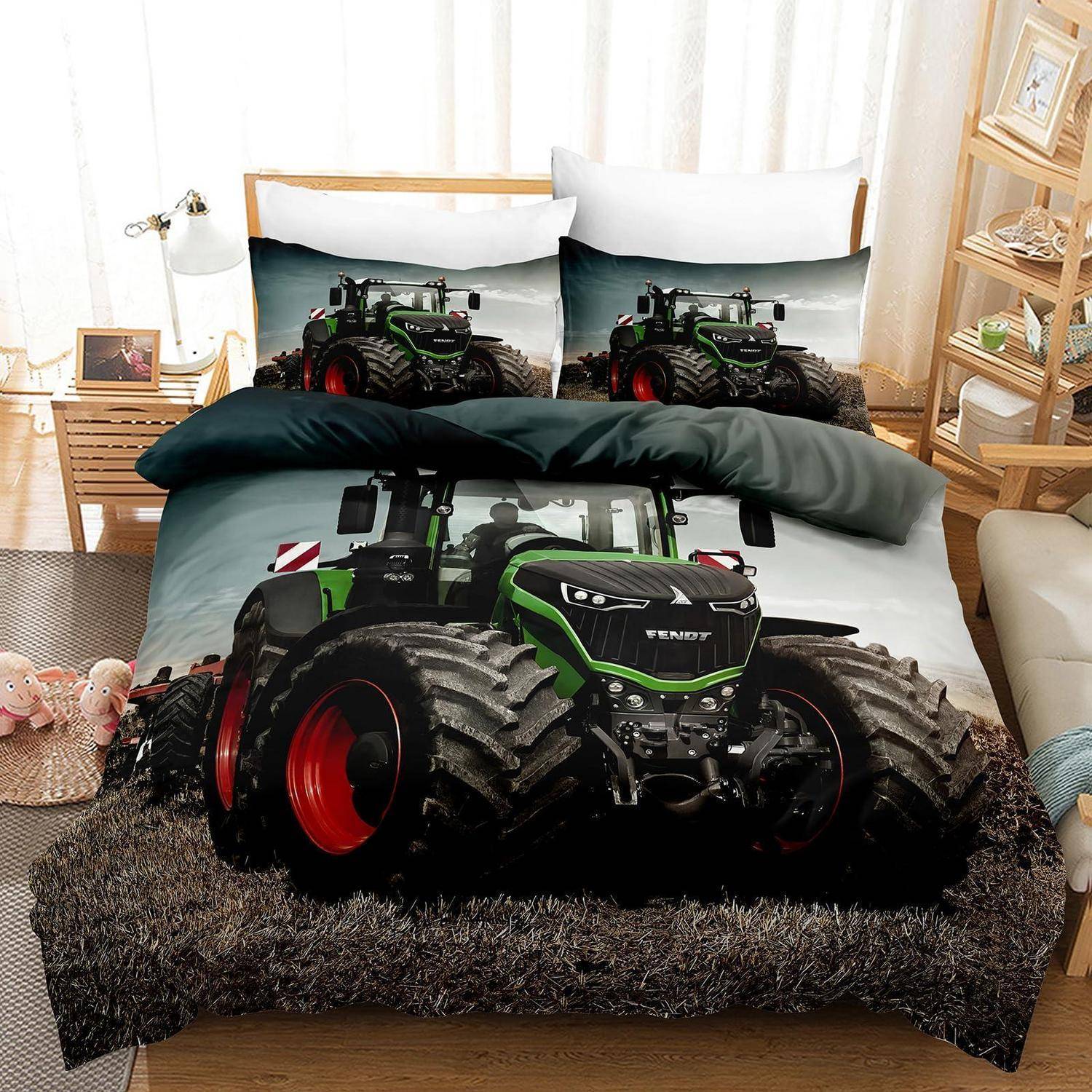 Ein Bett mit Traktor-Muster-Bettwäsche, einschließlich eines großen grünen und schwarzen Traktors auf der Bettdecke und passenden Kissen in einem hellen Schlafzimmer.