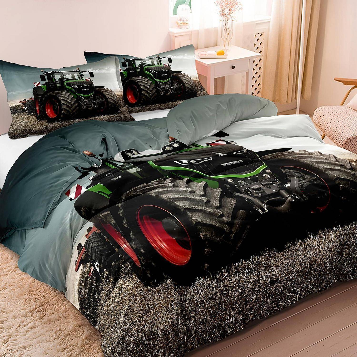 Bett mit Traktor-Thema-Bettwäsche, einschließlich eines großen Traktorbildes auf der Bettdecke und passenden Traktor-Kissenbezügen in einem hellen Schlafzimmer.