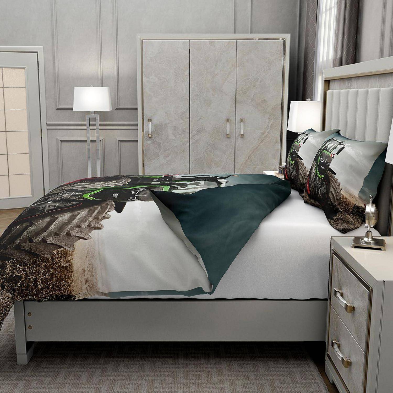 Modernes Schlafzimmer mit einem Bett in dunkelgrüner Ausführung und naturinspirierter Bettwäsche, flankiert von Nachttischlampen und einem großen Kleiderschrank dahinter.