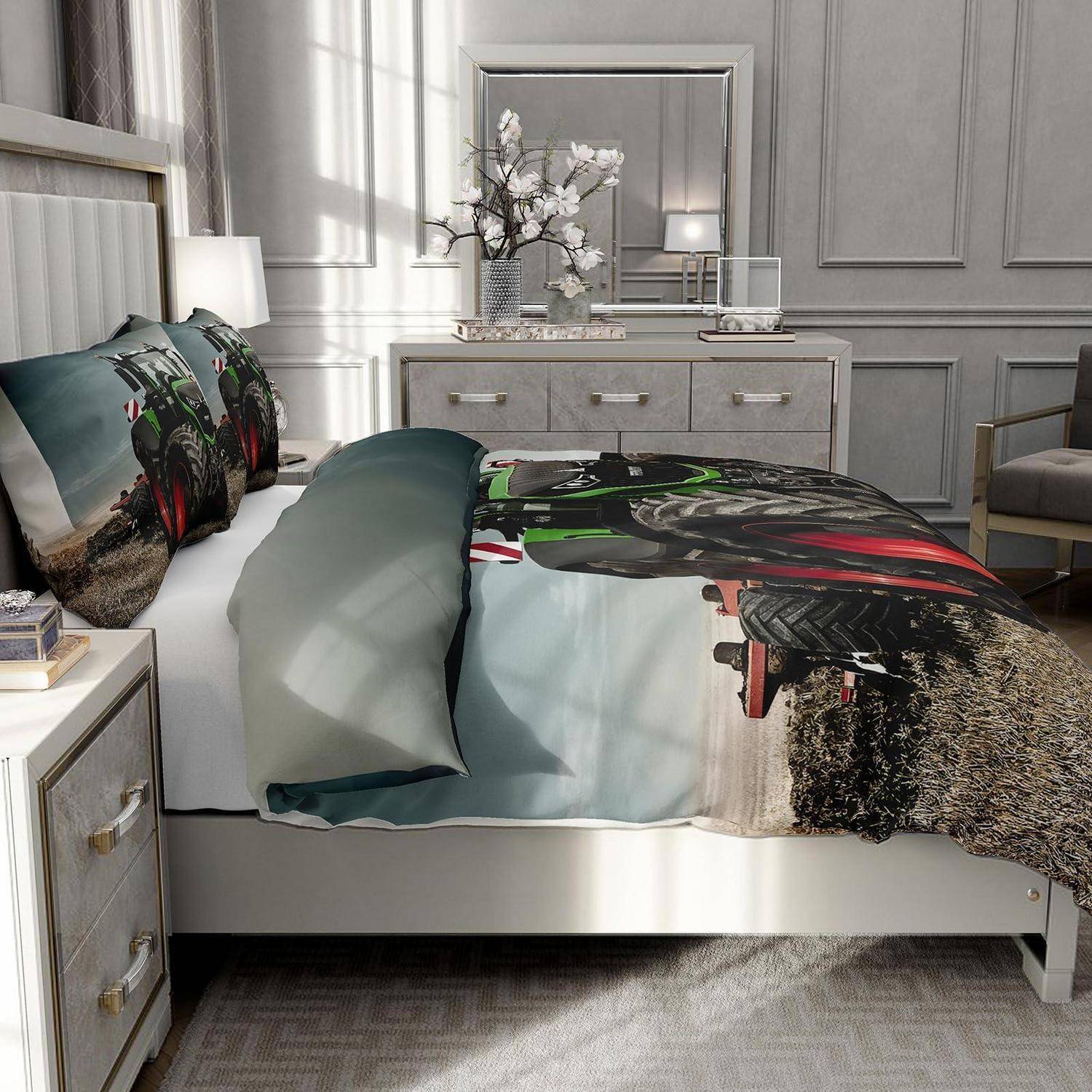 Modernes Schlafzimmer mit einem ordentlich gemachten Bett, das mit Motorrad-Muster-Bettwäsche bezogen ist, flankiert von passenden Nachttischen und einer Kommode mit einer Blumenvase.