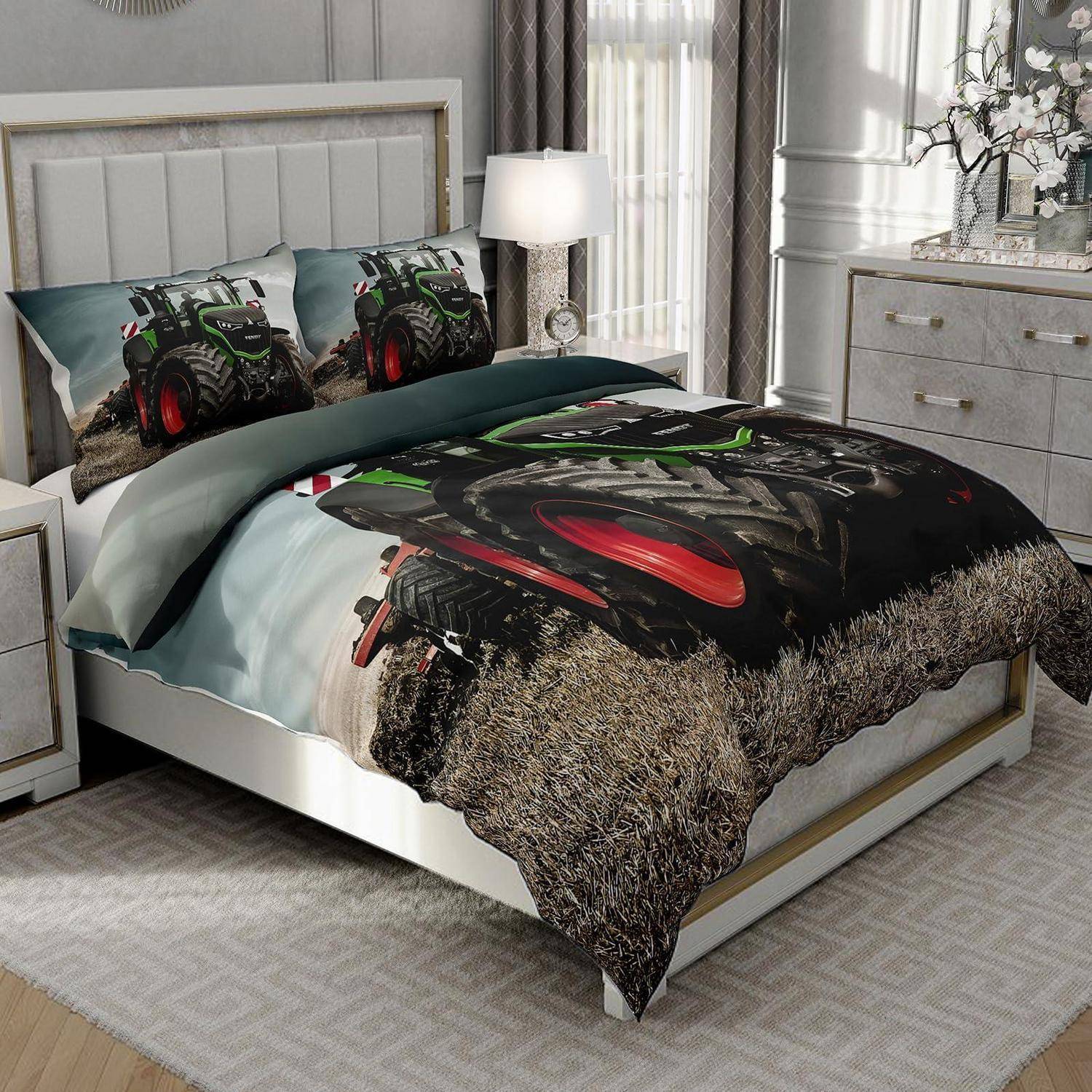 Bett mit Renntraktor-Druck-Bettwäsche und passenden Kissen in einem modernen Schlafzimmer.