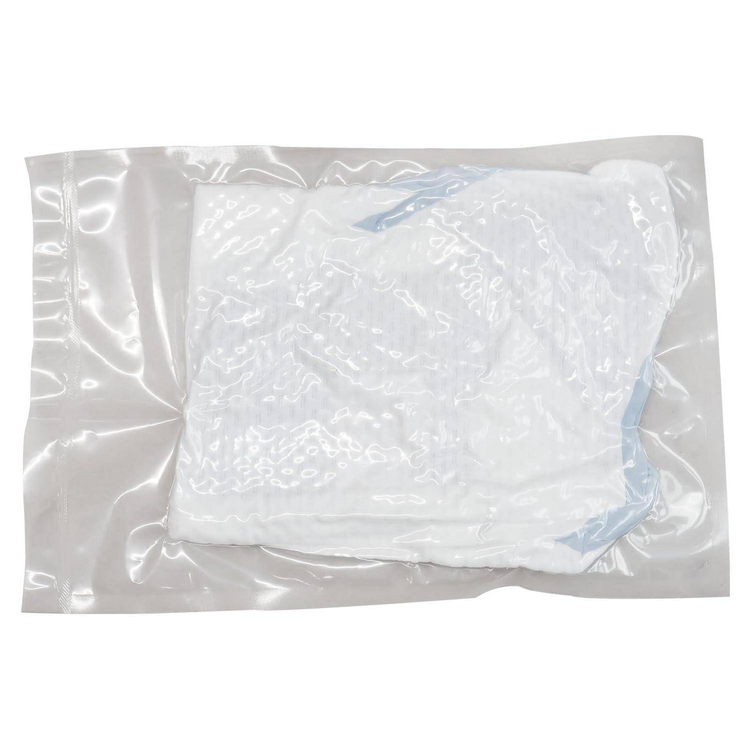 Weißes Absorberpad in durchsichtiger Kunststoffverpackung auf einfachem Hintergrund.