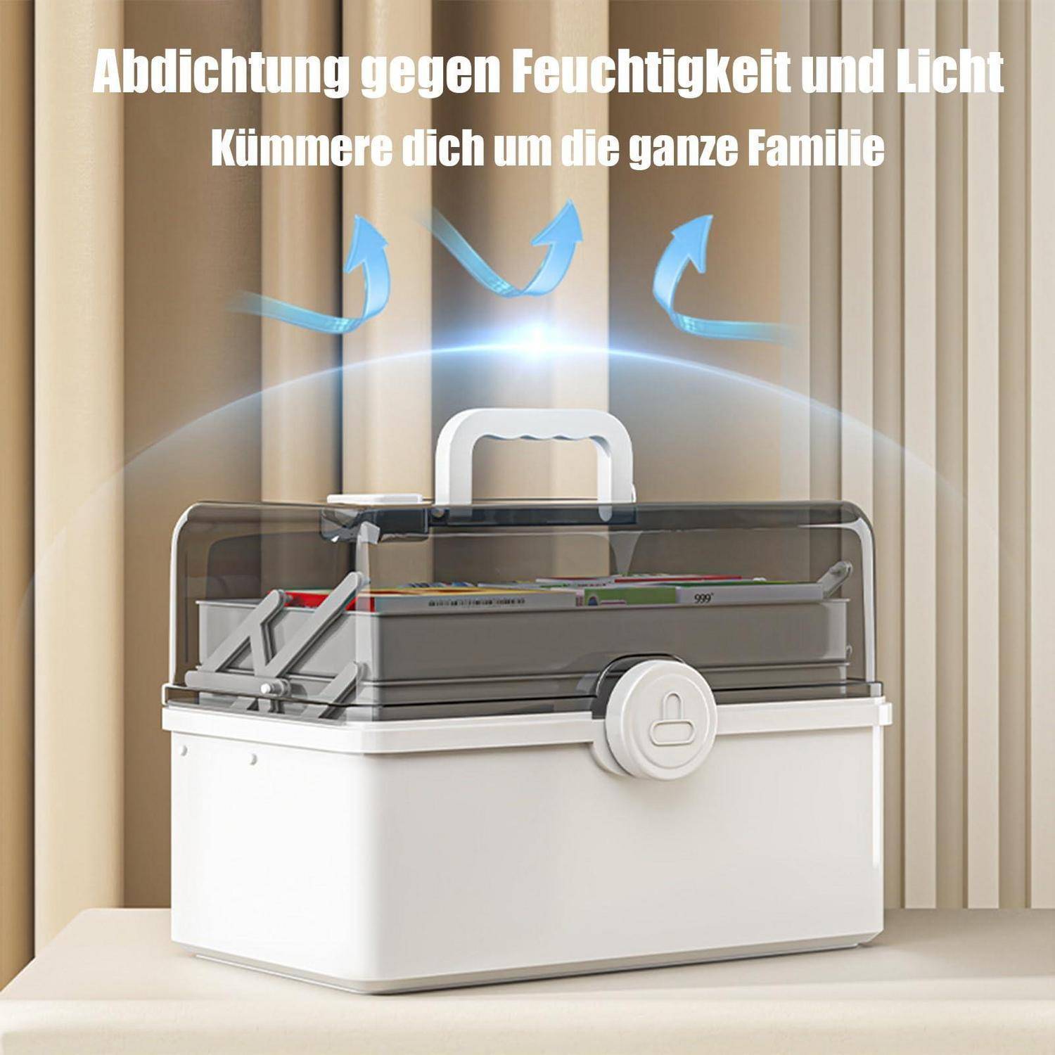 Werbefoto einer versiegelten Aufbewahrungsbox mit transparentem Deckel, das blaue Pfeile zeigt, die Feuchtigkeit und Licht blockieren; der deutsche Text sagt, dass es die ganze Familie schützt.
