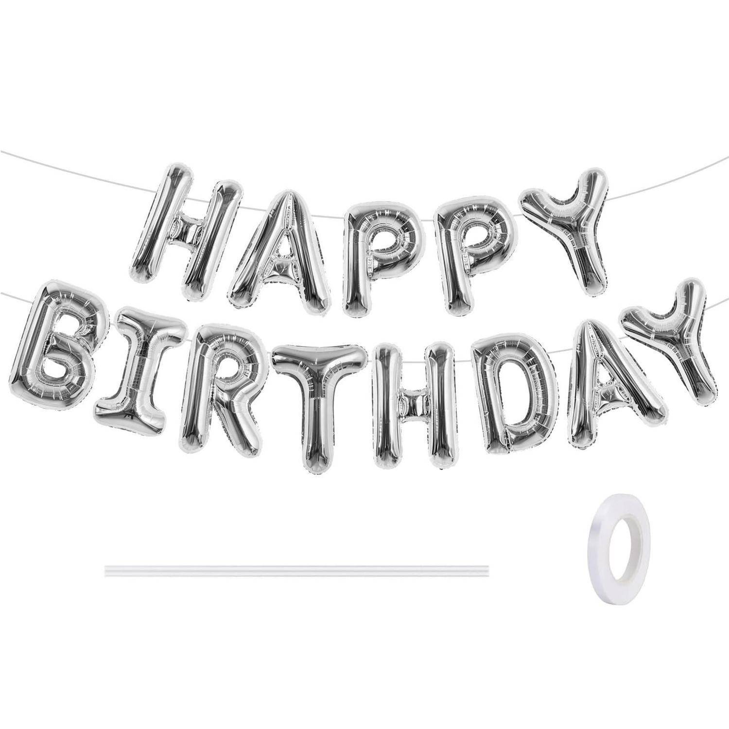 Silberne Folienballonbuchstaben, die 'HAPPY BIRTHDAY' buchstabieren, auf einer Schnur, mit einem weißen Klebepunkt darunter.