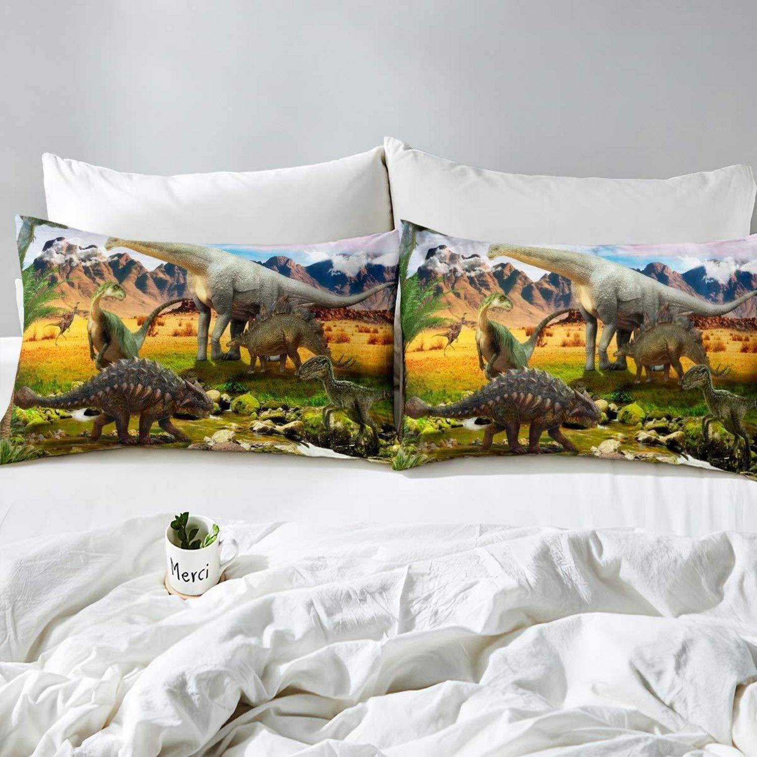Weißes Bett mit zwei Dinosaurier-Muster-Kissen und eine kleine Topfpflanze mit der Aufschrift 