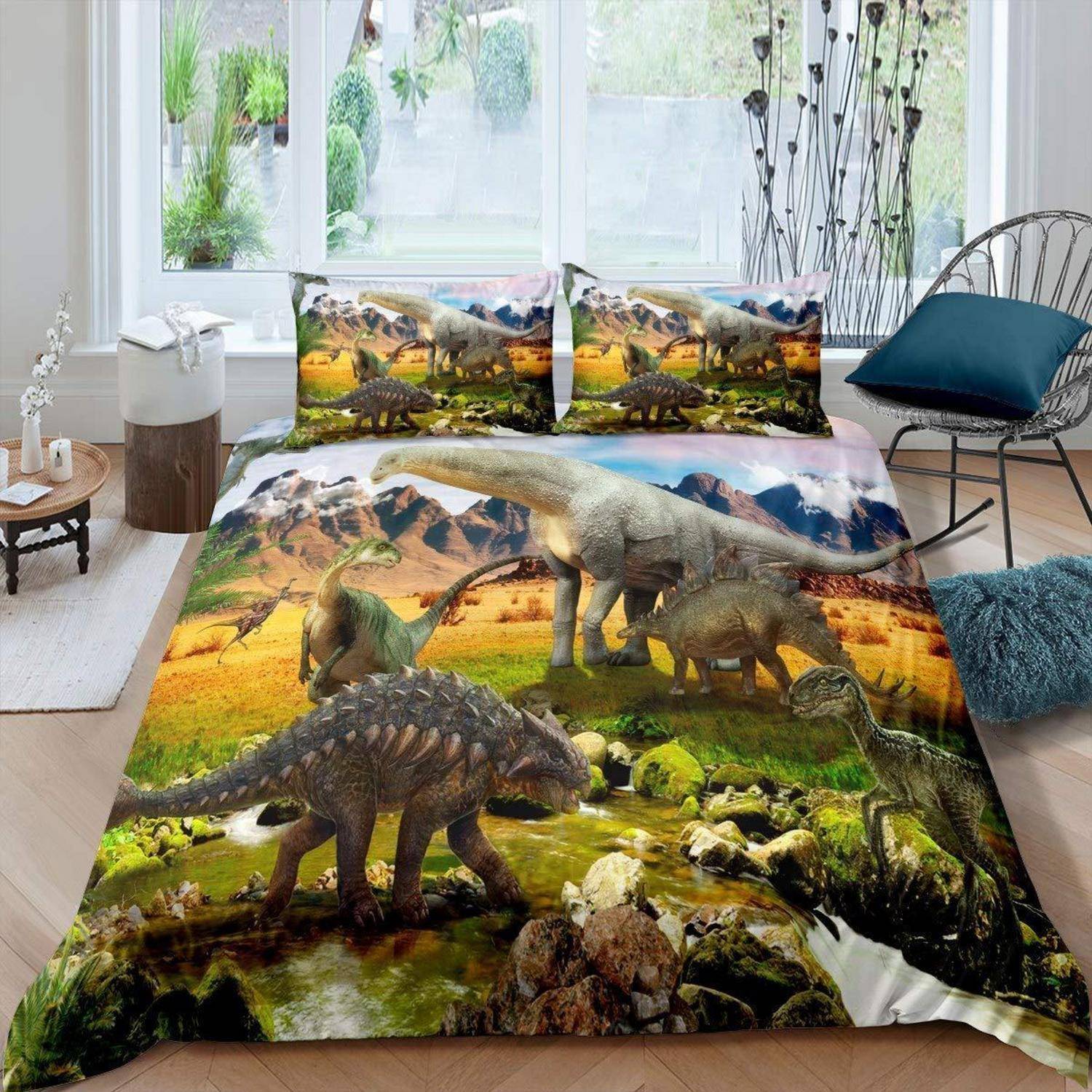 Ein Bett mit dinosaurier-themed Bettwäsche, die mehrere Dinosaurier in einer prähistorischen Landschaft zeigt, einschließlich passender Kissenbezüge und Bettbezug.