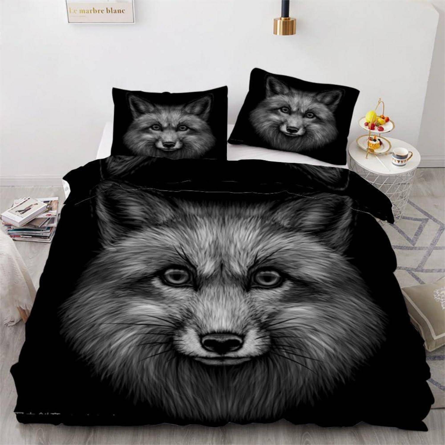 Schwarzes Bettwäscheset mit realistischem grauem Fuchskopf-Druck auf dem Bettdeckenbezug und passenden Kissen in einem minimalistischen Schlafzimmer.