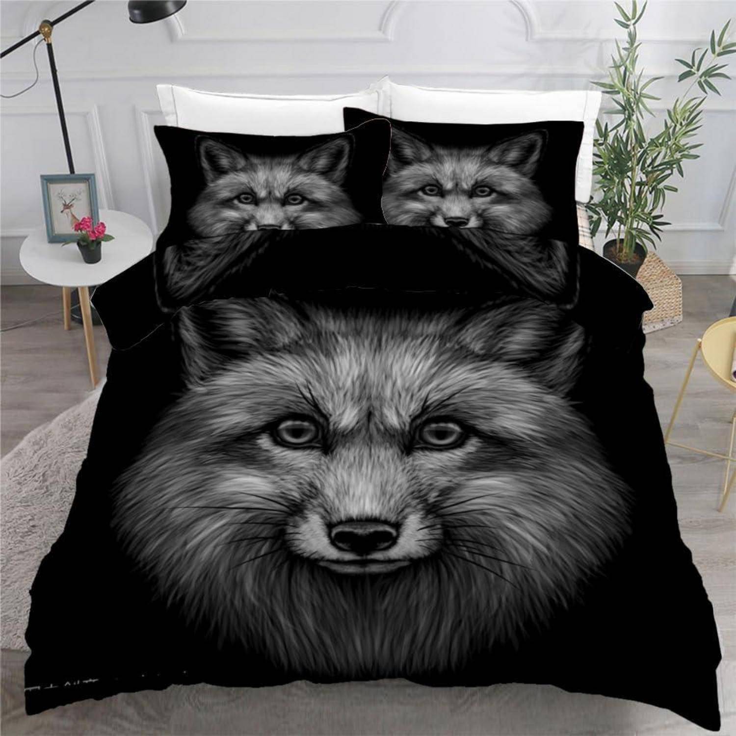 Ein schwarzes Bettwäscheset mit einem großen Graustufenwolfgesicht auf der Bettdecke und passenden Wolfgesichtern auf den Kissen.
