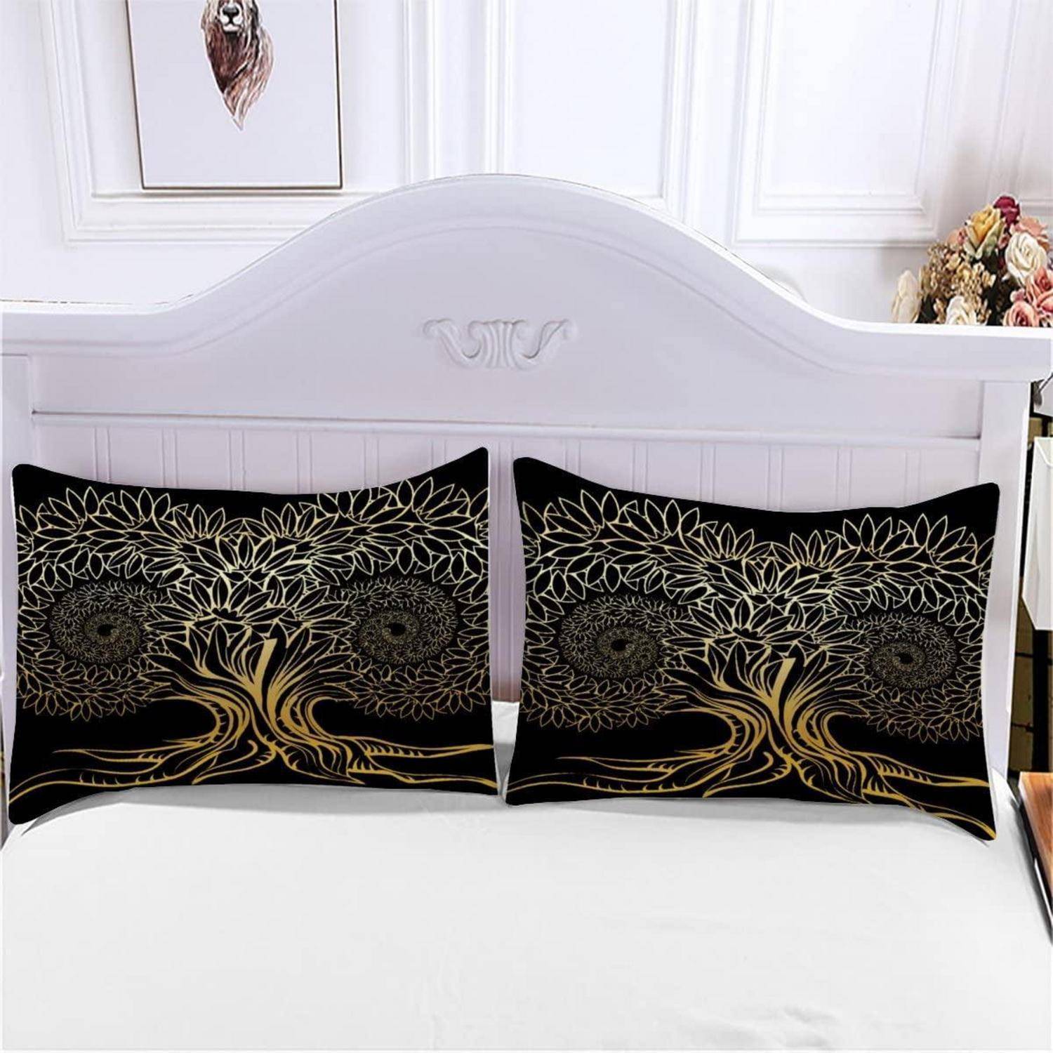 Ein ordentlich gemachtes weißes Bett mit geschwungenem Kopfteil und zwei schwarzen dekorativen Kissen mit goldenem Baum- und Blumenmuster.