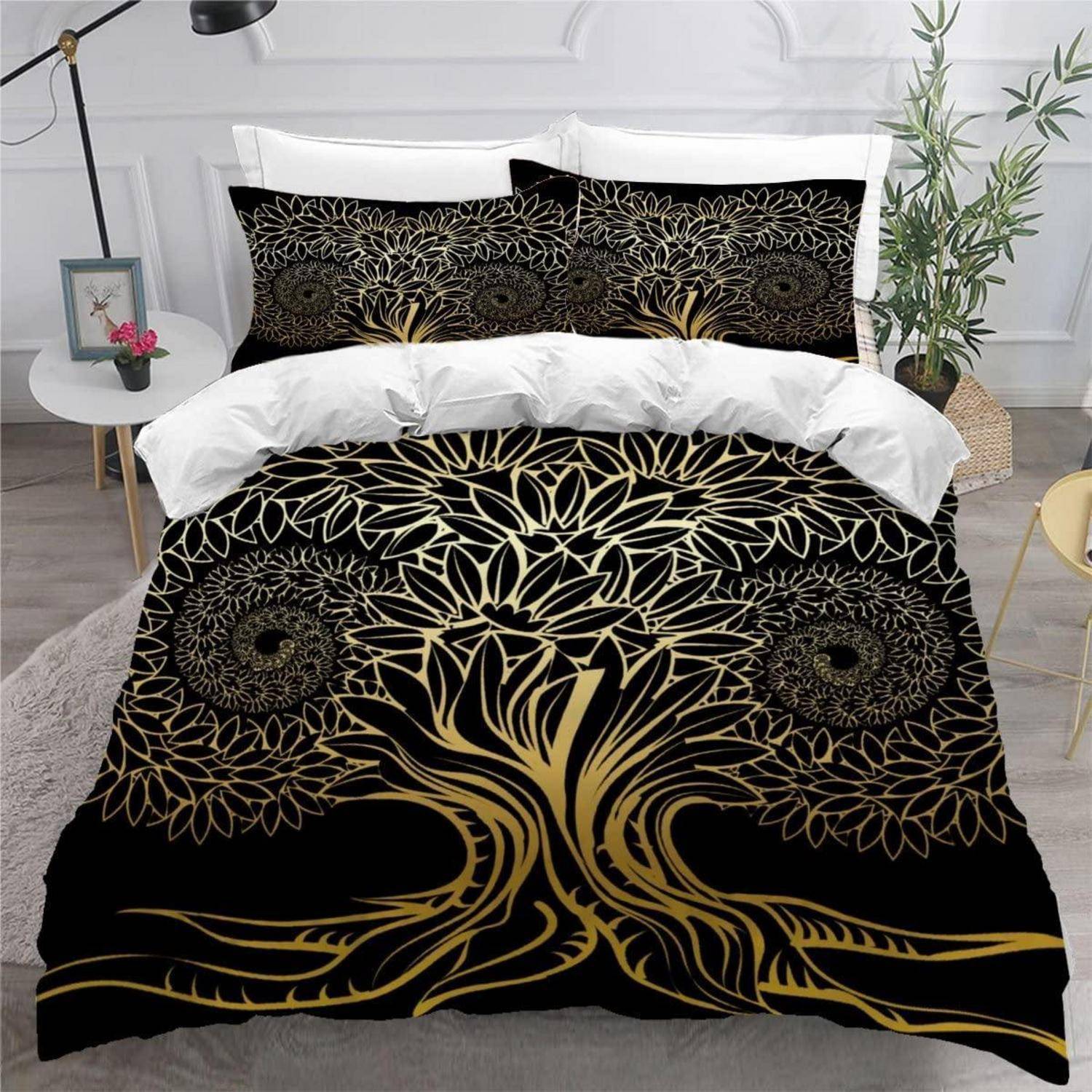 Schwarze und goldene Lebensbaum-Blüten-Bettwäscheset mit passenden Kissenbezügen auf einem ordentlich gemachten Bett in einem modernen Schlafzimmer.