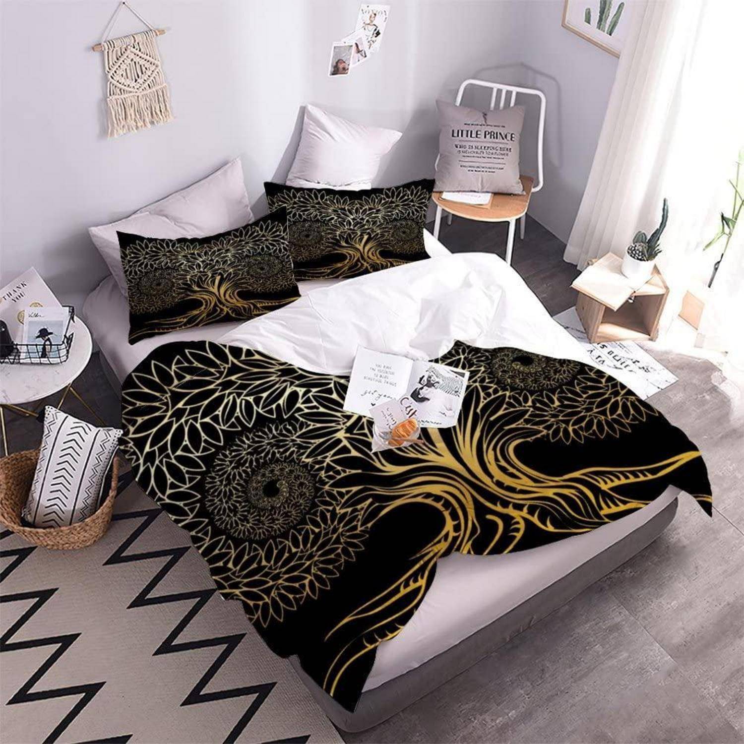 Stilvolles Schlafzimmer mit einem Bett mit schwarzer und goldener gemusterter Bettwäsche, dekorativen Kissen und minimalistischer Einrichtung neben einem Fenster.