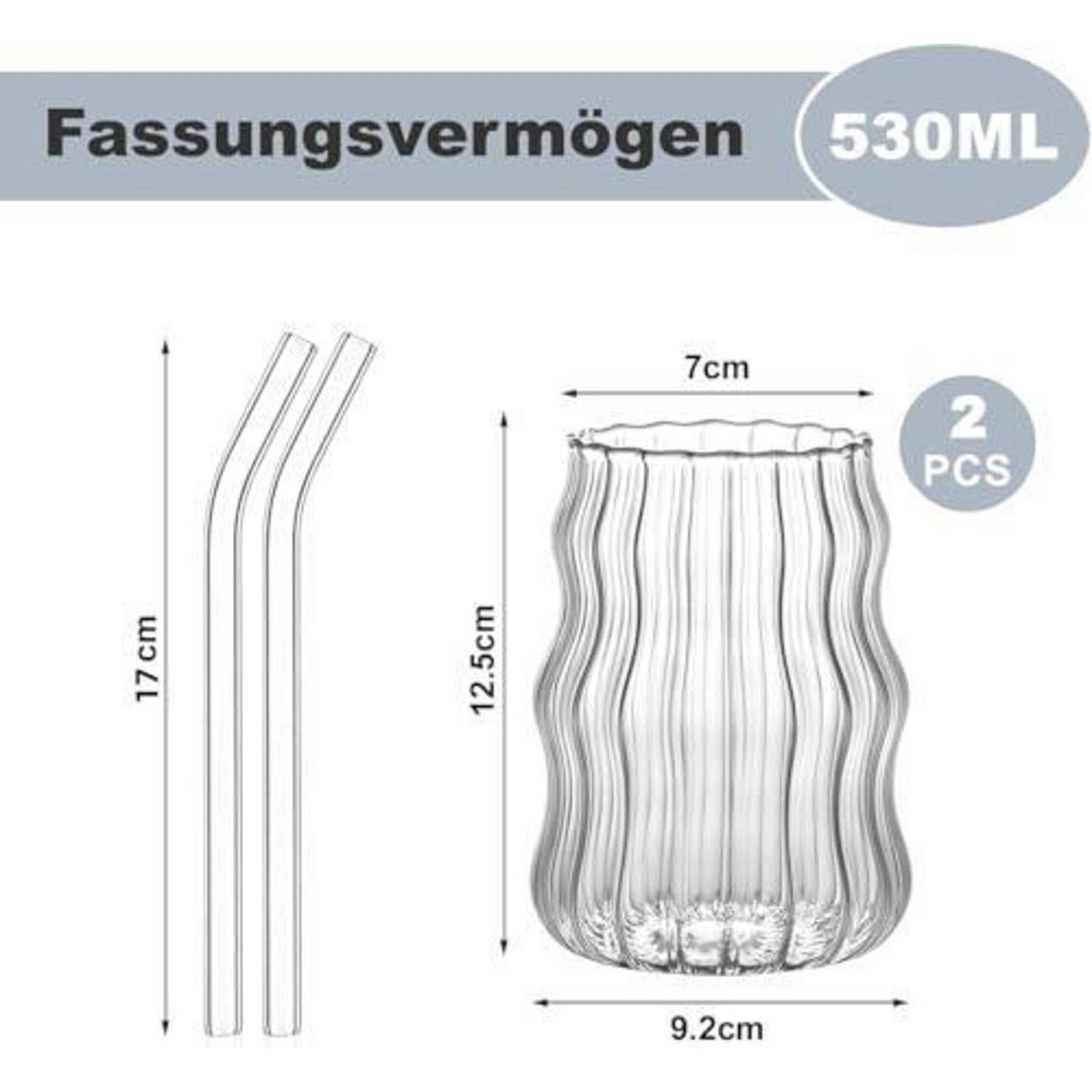 Produktdiagramm zeigt zwei gewellte Glastassen und zwei gebogene Strohhalme; Beschriftung „530ML", Tassenformat 12,5 cm hoch und 9,2 cm breit, Strohhalme 17 cm lang, 2 Stück.
