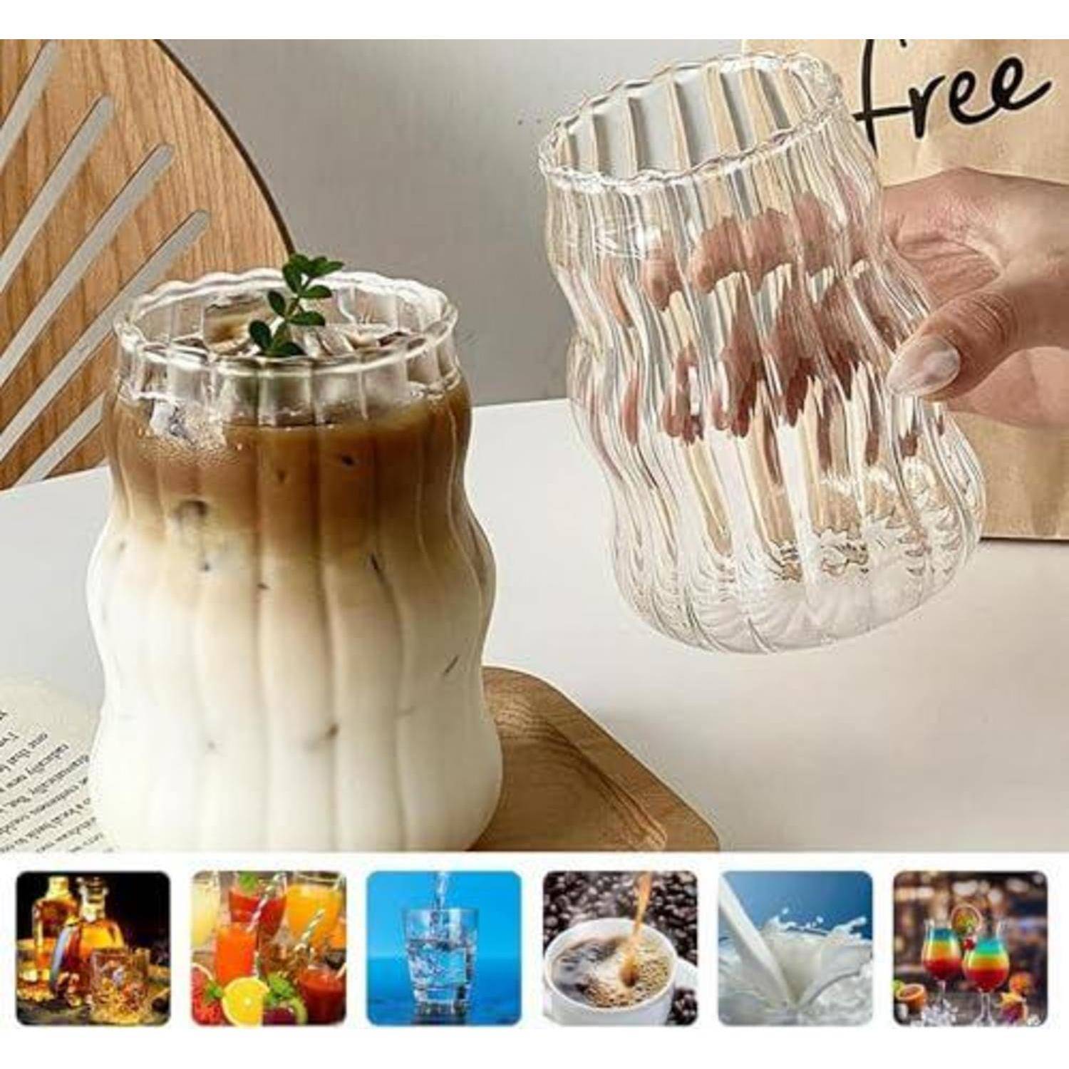 Hand hält ein klares Wellenglas neben einem eisgekühlten, geschichteten Kaffee in einem passenden strukturierten Glas; der untere Streifen zeigt sechs Beispiele für die Getränkeservice.