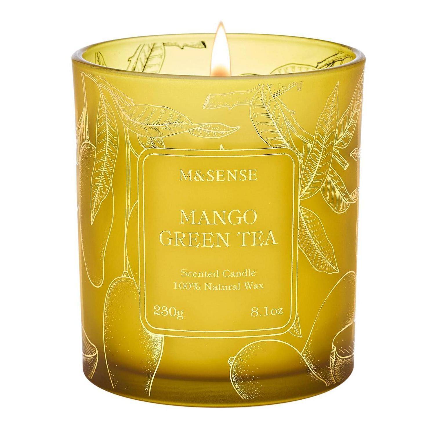 Leuchtend gelbe Duftkerze aus Glas mit der Bezeichnung „M&SENSE Mango Grüntee