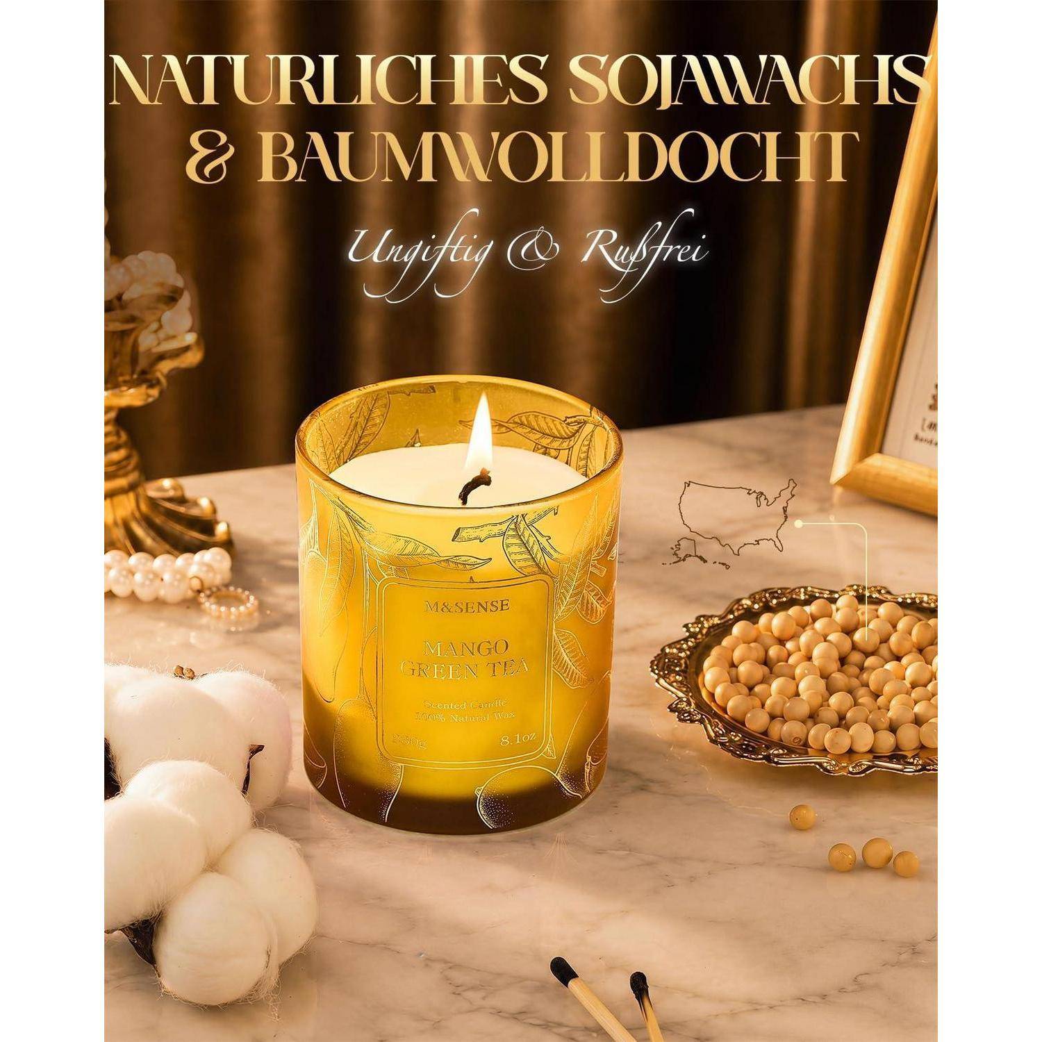 Eine brennende Sojakekerze in einem gelben Glaskrug auf einer Marmorober Fläche, mit Baumwollkapseln und Sojabohnen; der Text sagt „Natürliches Sojawachs & Baumwolldocht