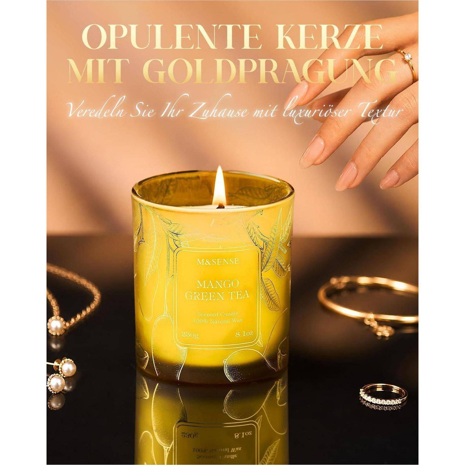 Luxuskerze in Gelb mit Goldblatt-Muster und brennendem Docht, gezeigt mit Schmuck und einer Hand; Text liest sich als 'OPULENTE KERZE MIT GOLDPRÄGUNG' und 'Veredeln Sie Ihr Zuhause mit luxuriöser Textur'.