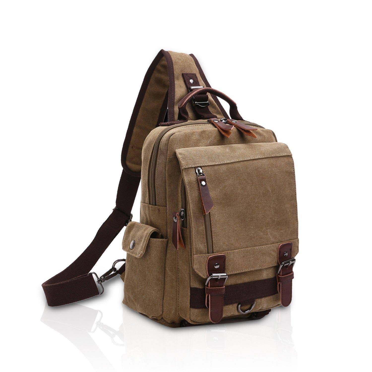 Brauner Leinwandrucksack mit Schultergurt, vorderen Taschen und Lederschnallenverzierungen auf weißem Hintergrund.