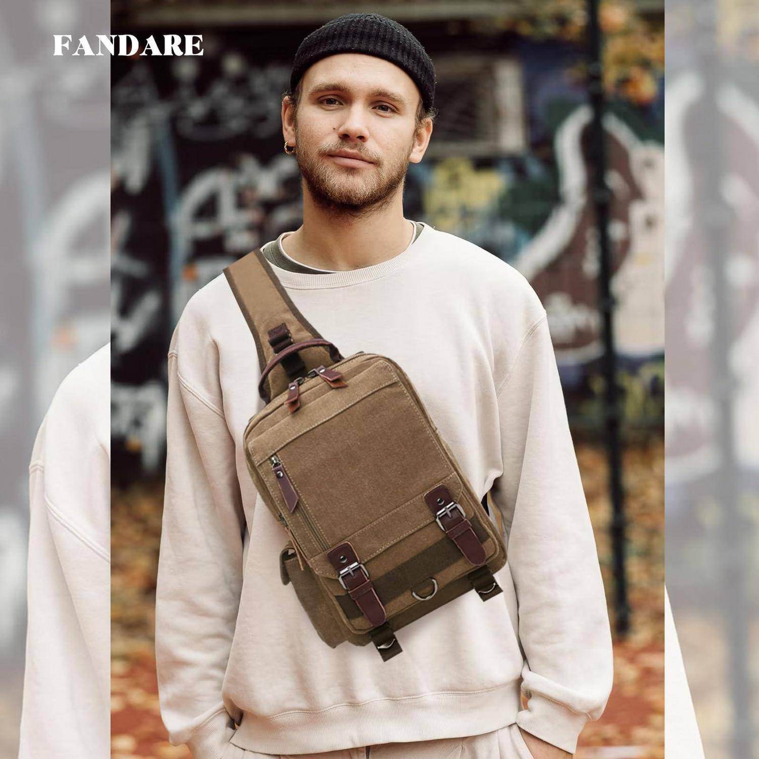 Mann mit schwarzer Beanie und beigem Sweatshirt, der einen braunen Umhängerucksack mit Schnallen präsentiert; "FANDARE""-Logo oben links.