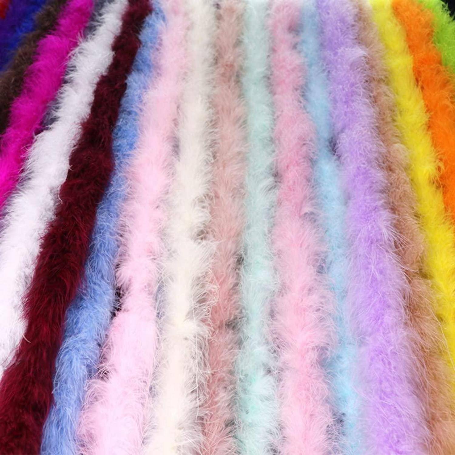 Nahaufnahme von weichen mehrfarbigen flauschigen Kunstfellstreifen oder Stoffen in vertikalen regenbogenähnlichen Bändern.