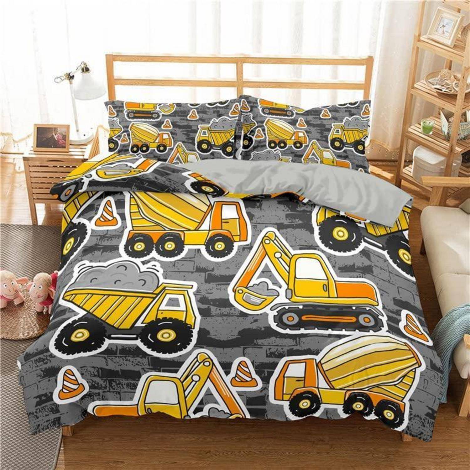 Bett mit baubezogenem Bettwäscheset mit Kipplastern, Bagger und Verkehrskegeln in einem hellen Schlafzimmer.