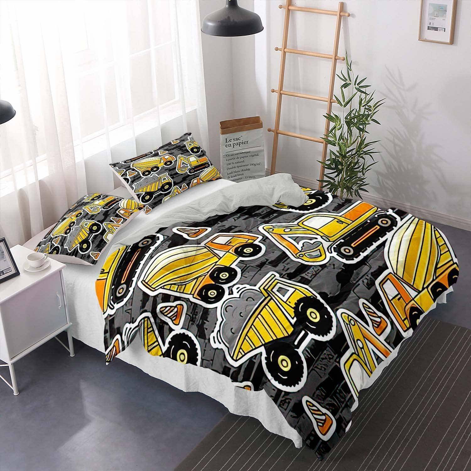 Bett mit gelbem Bettwäsche-Set zum Thema Baufahrzeuge und passenden Kissen in einem hellen, modernen Schlafzimmer mit einer Lampe, einer Pflanze und einem Nachttisch.