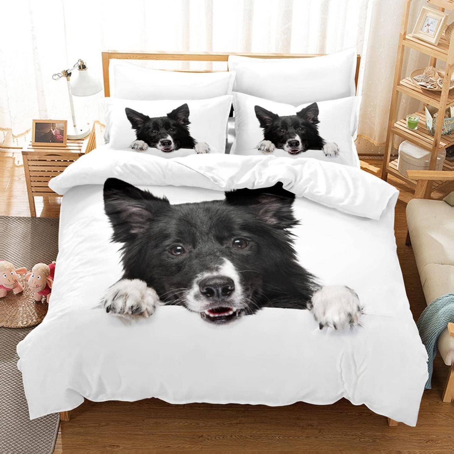 Schwarzweißes Hundegesicht auf einer Bettdecke und Kissenbezügen gedruckt in einem hellen Schlafzimmer.