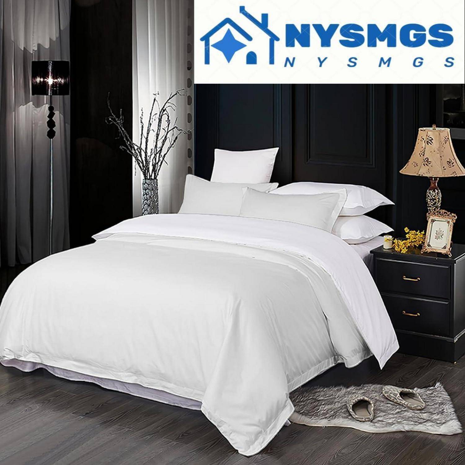 Weißes Bettwäsche-Set mit Kissen und Bettdecke in einem dunklen, modernen Schlafzimmer; NYSMGS-Logo erscheint oben.