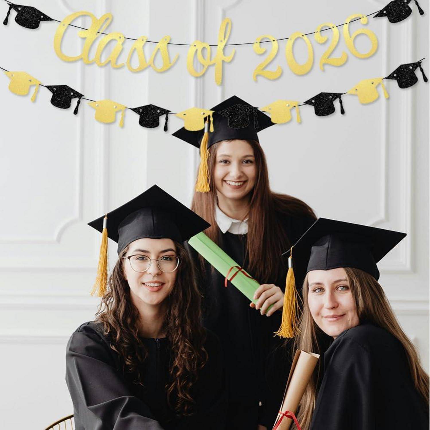 Class of 2026 Banner Schwarz Gold Glitzer mit Abschlusskappen