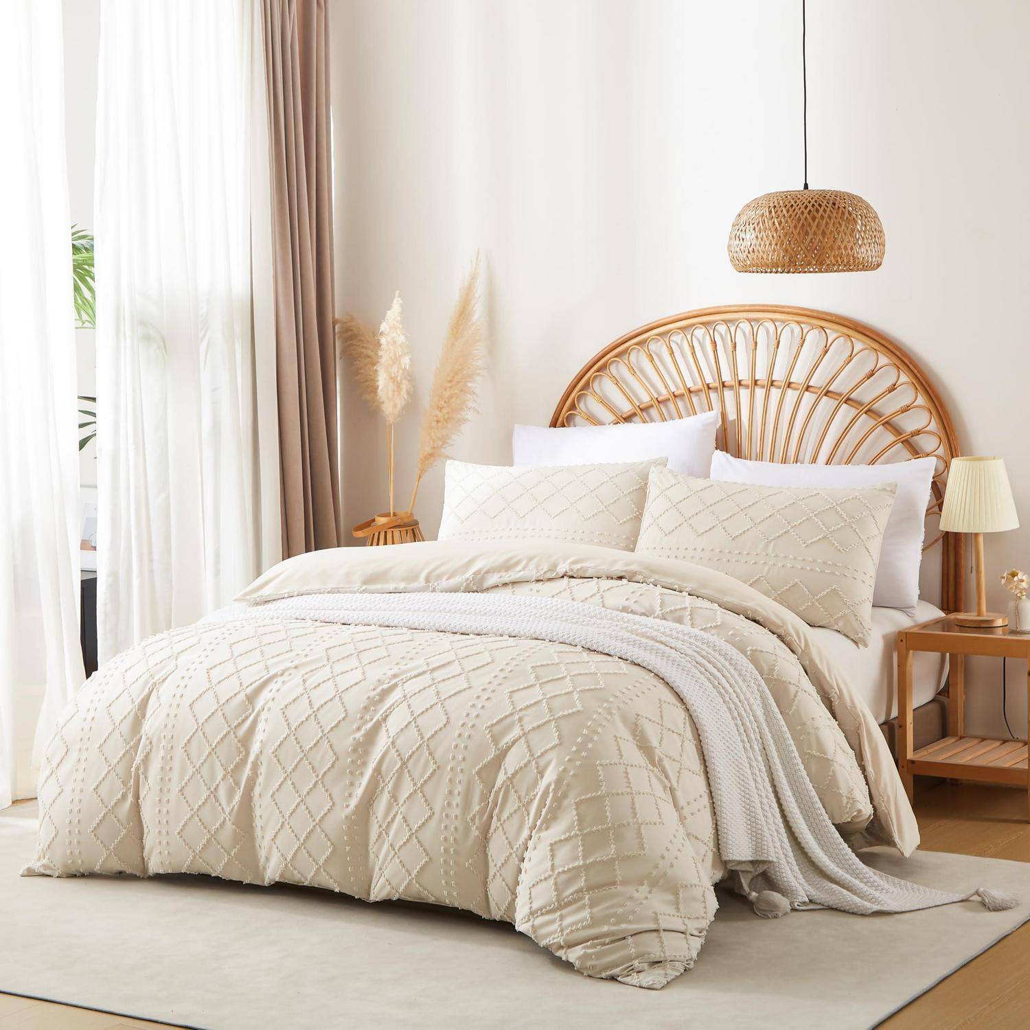 Ein ordentlich gemachtes Bett mit cremefarbenem gemustertem Bettwäsche, Rattan-Kopfteil und Hängeleuchte in einem hellen, minimalistischen Schlafzimmer.