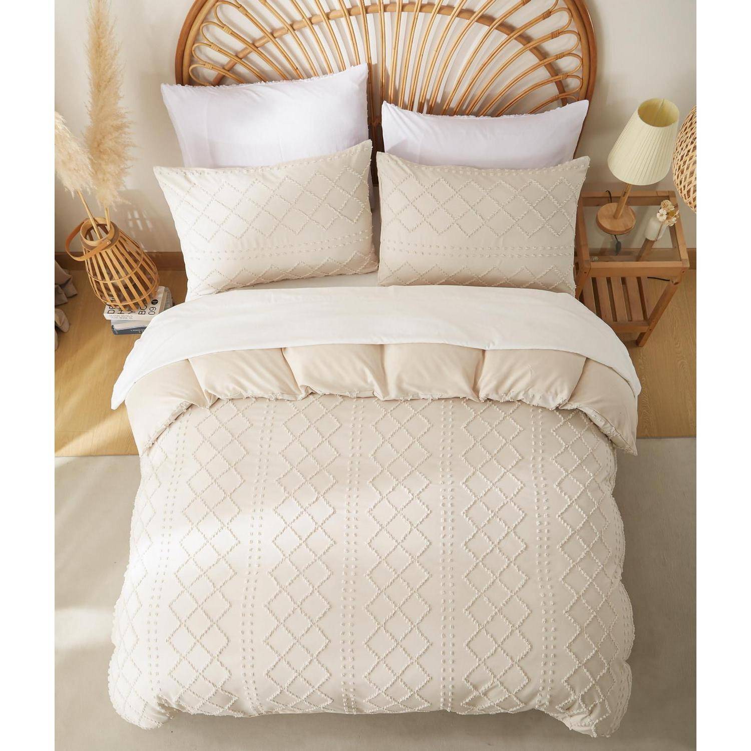 Cremefarbenes Bett mit gestepptem Duvet und passenden Kissen, gestaltet mit einem Kopfteil aus Rattan und Nachttischartikel in einem hellen Zimmer.