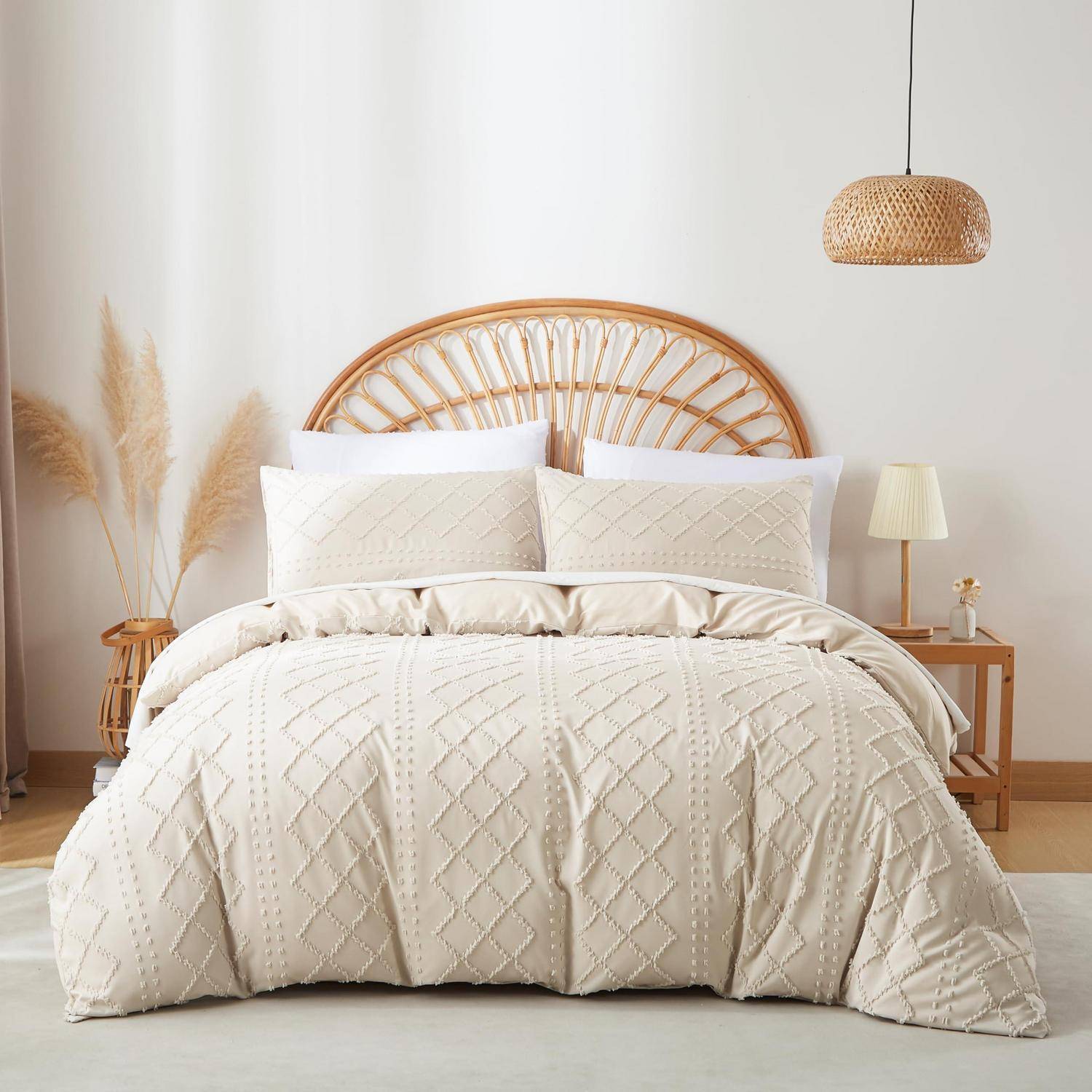 Gemütliches beiges Schlafzimmer mit einem sorgfältig gemachten Bett, Korbgeflecht-Kopfteil, passender Lampe und gewebter Pendelleuchte, eingerichtet in minimalistischer Dekoration.