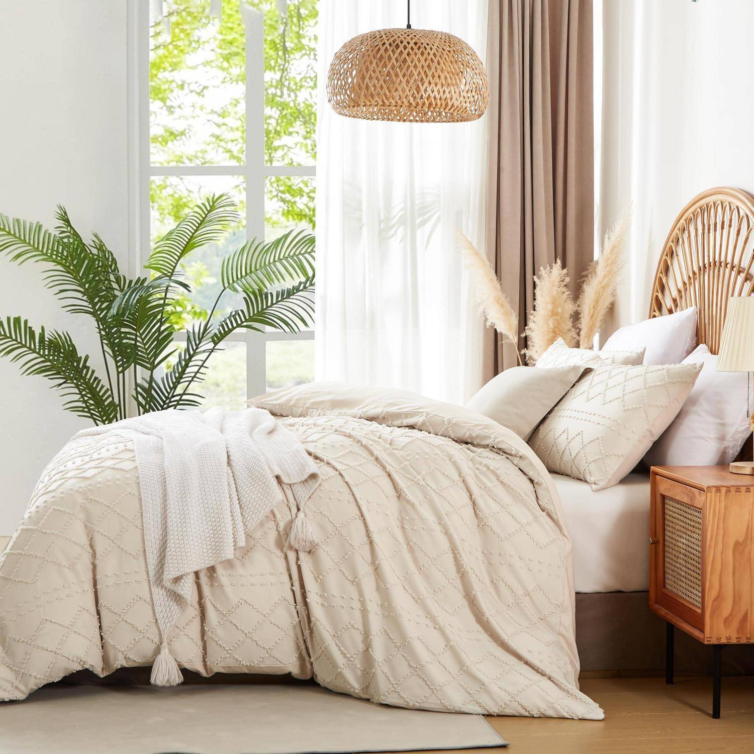 Helles Boho-Schlafzimmer mit einem ungemachten cremefarbenen Bett, Rattan-Kopfteil und Pendelleuchte, neben einem Holznachttisch und einer großen Pflanze am Fenster.