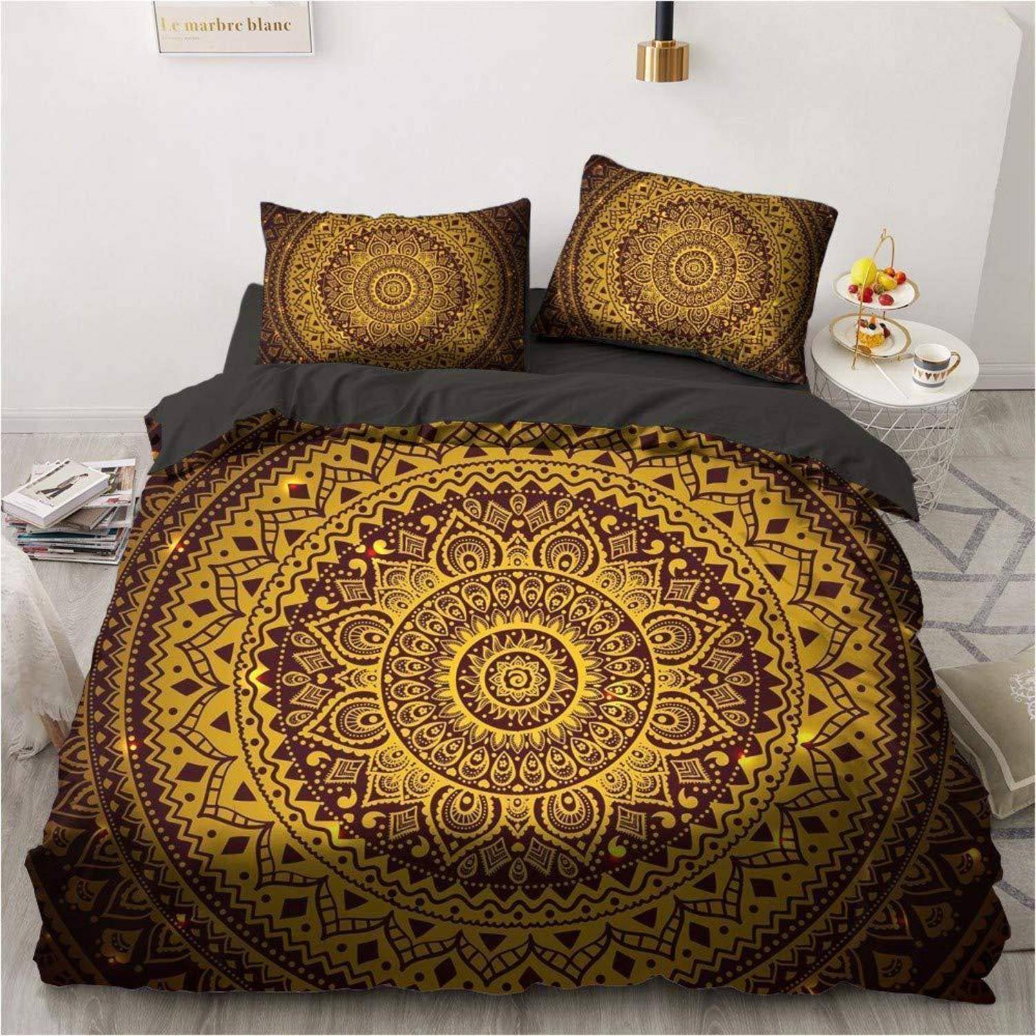 Bett mit schwarz-goldenem Mandala-Muster-Bettwäsche und zwei passenden Kissen in einem modernen Schlafzimmer.